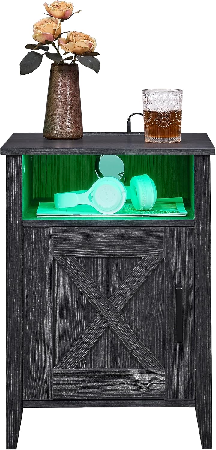 Mesita de noche con tira de luces LED y estación de carga, juego de 2, mesa auxiliar estilo granja con puerta de granero y estante, mesita de noche