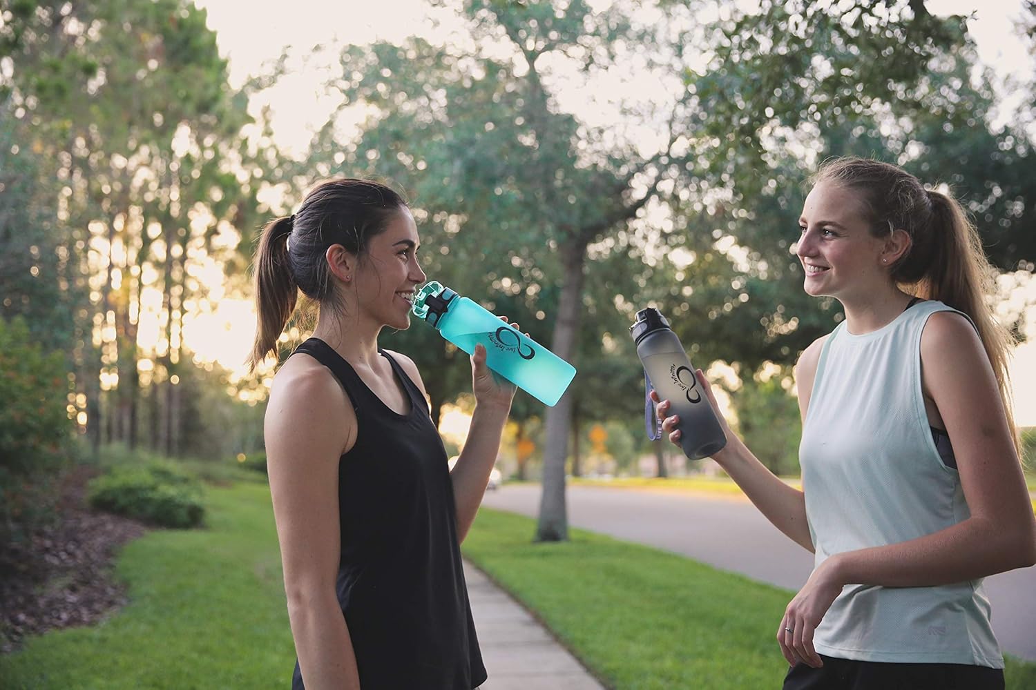 Live Infinitely – Botella de agua de 34 onzas sin BPA con marcador de tiempo, filtro de infusión de frutas y bola agitadora de mezcla, tapa con