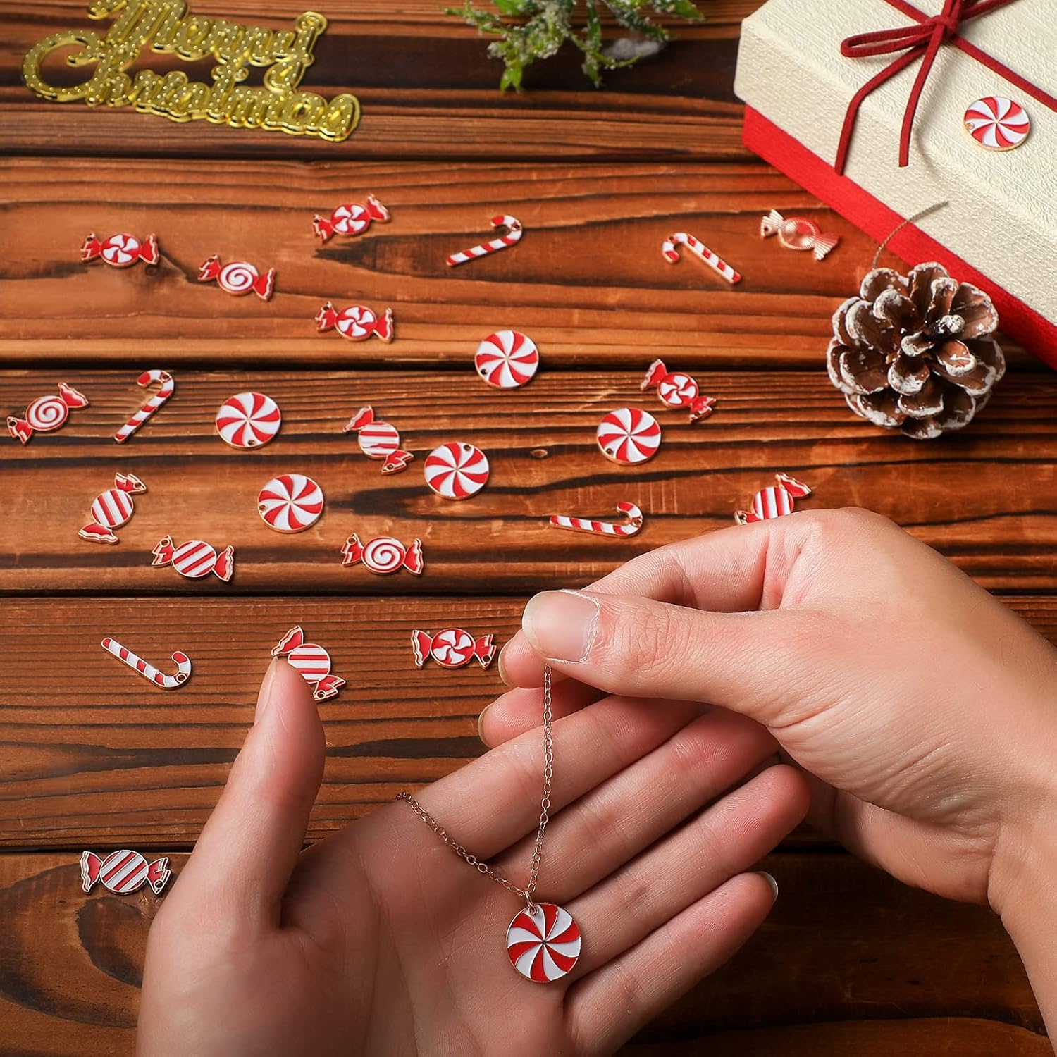 Kajaia 60 dijes de Navidad con colgante de bastón de caramelo para hacer joyas, dijes de esmalte de Navidad de aleación, dijes de vacaciones para
