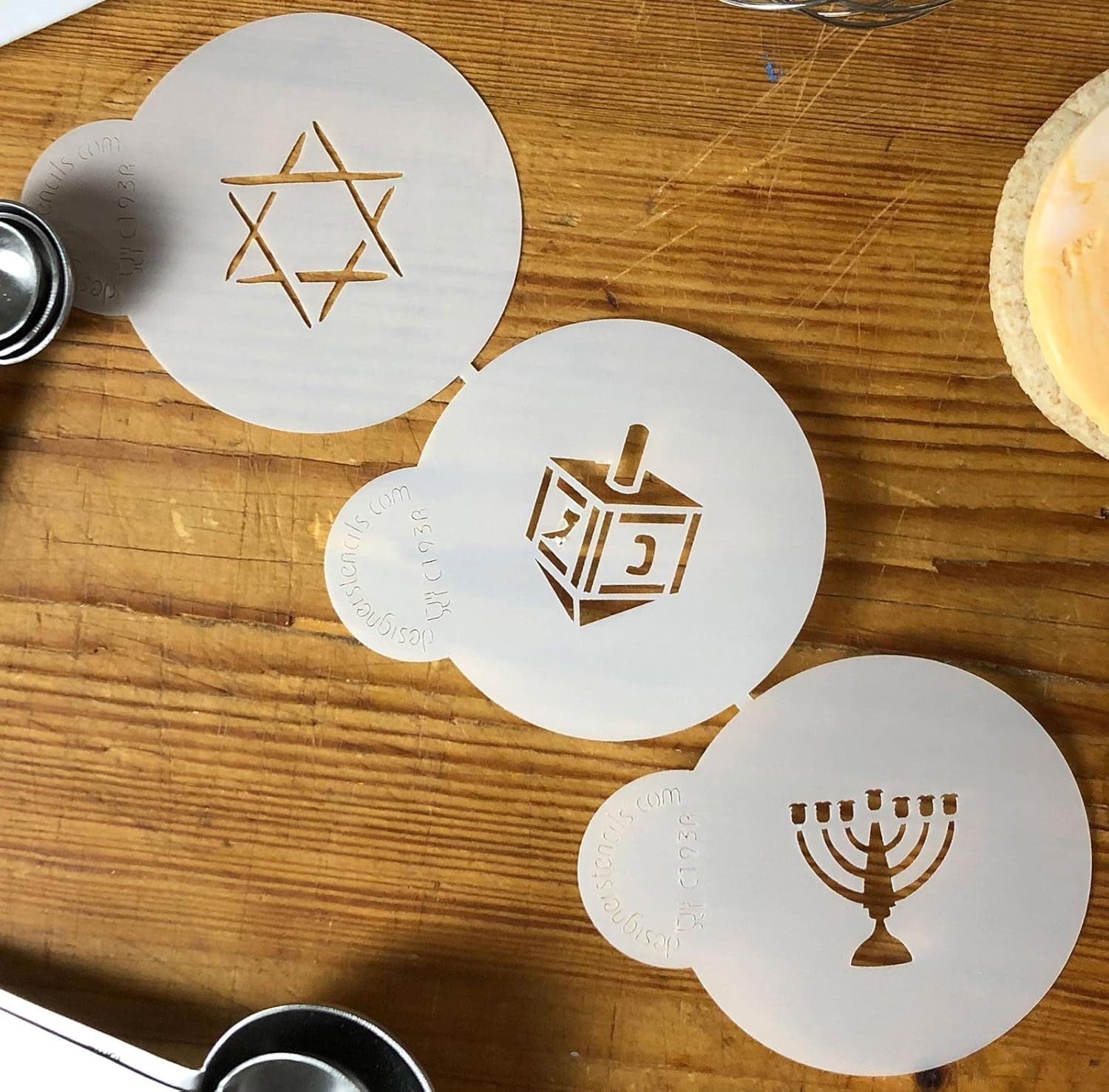 Designer Stencils Jewish Symbols – Plantillas de galletas y cupcakes, pequeñas, (Dreidel, Star of David, Menorah), Beigesemitransparente