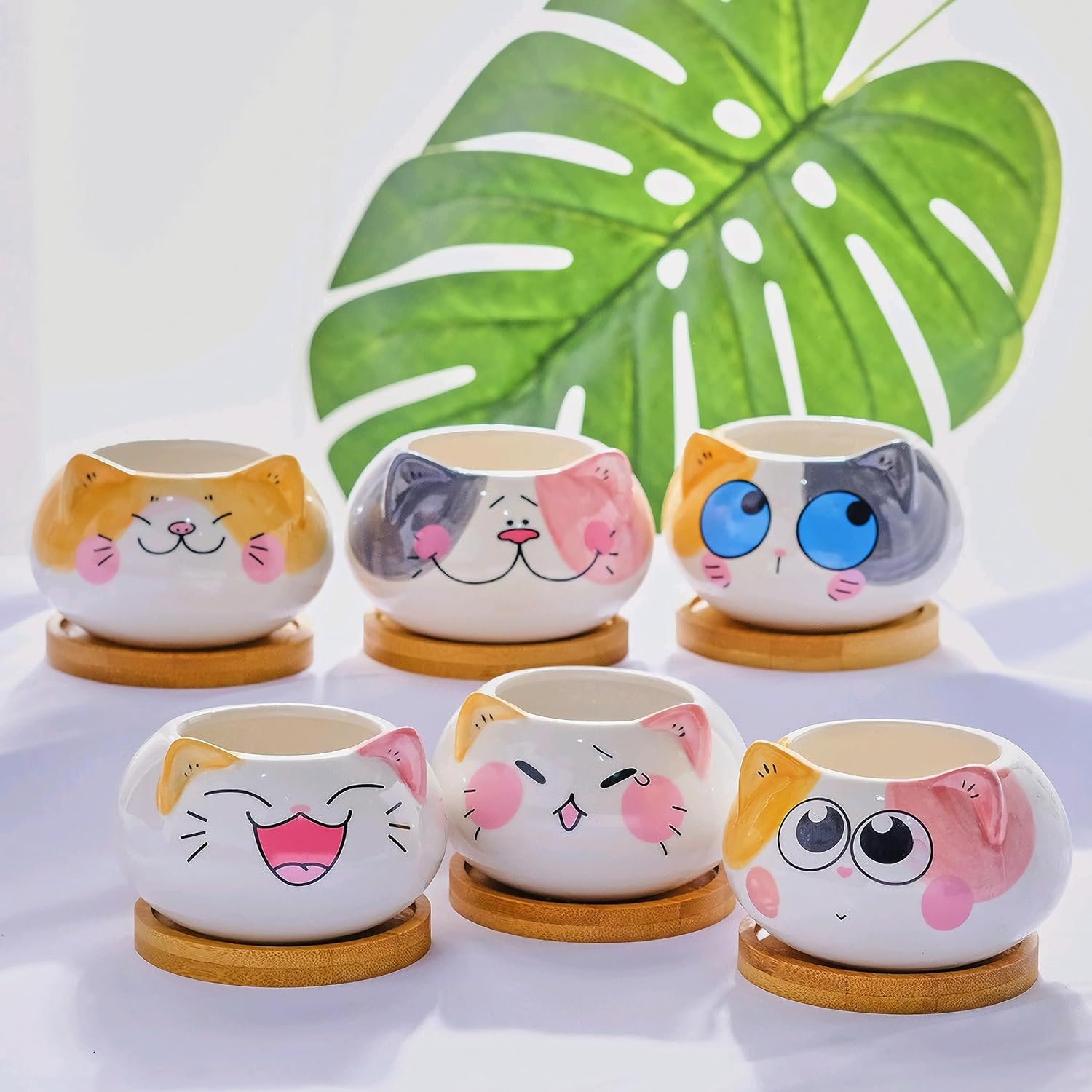 Juego de 6 macetas de cerámica para interiores de 3.5 pulgadas con forma de gato de dibujos animados con bandeja de bambú (planta no incluida)