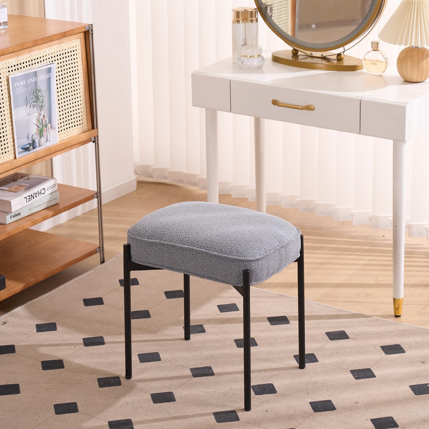 YOUNIKE Cómodo taburete otomano de terciopelo Boucle bohemio pequeño taburete capitonado tapizado para maquillaje con patas de metal, bonito banco