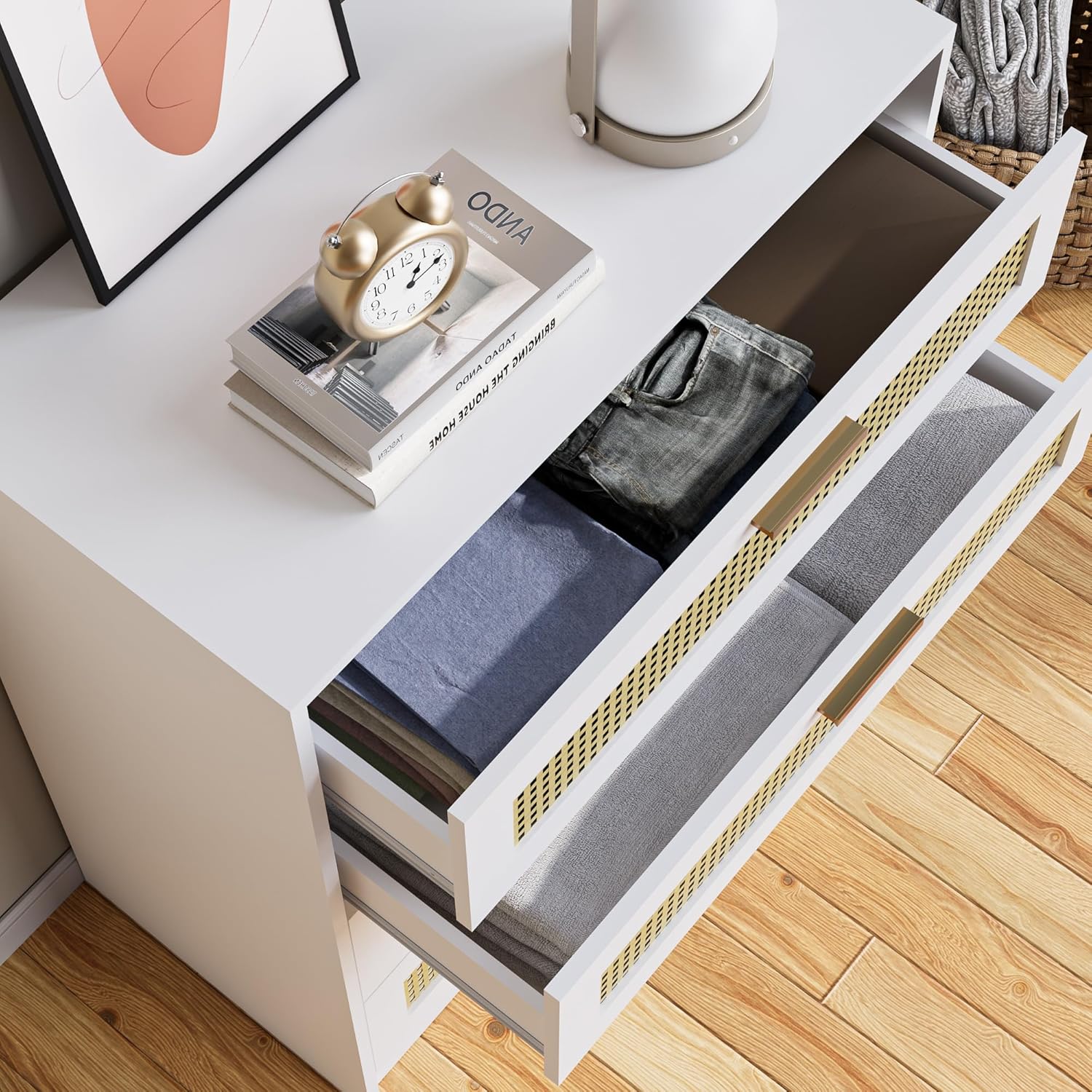 Cozy Castle Cómoda bohemia de 4 cajones, cómoda de madera con asas de metal, cómoda moderna de ratán para dormitorio, color blanco