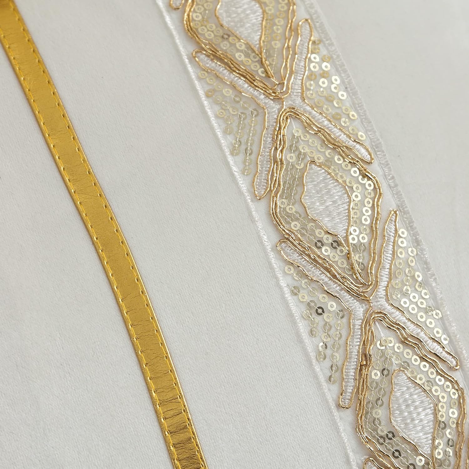 Fundas de almohada de terciopelo blanco de 16 x 16 pulgadas, paquete de 2 con cuero dorado bordado de lentejuelas a rayas, fundas de almohada