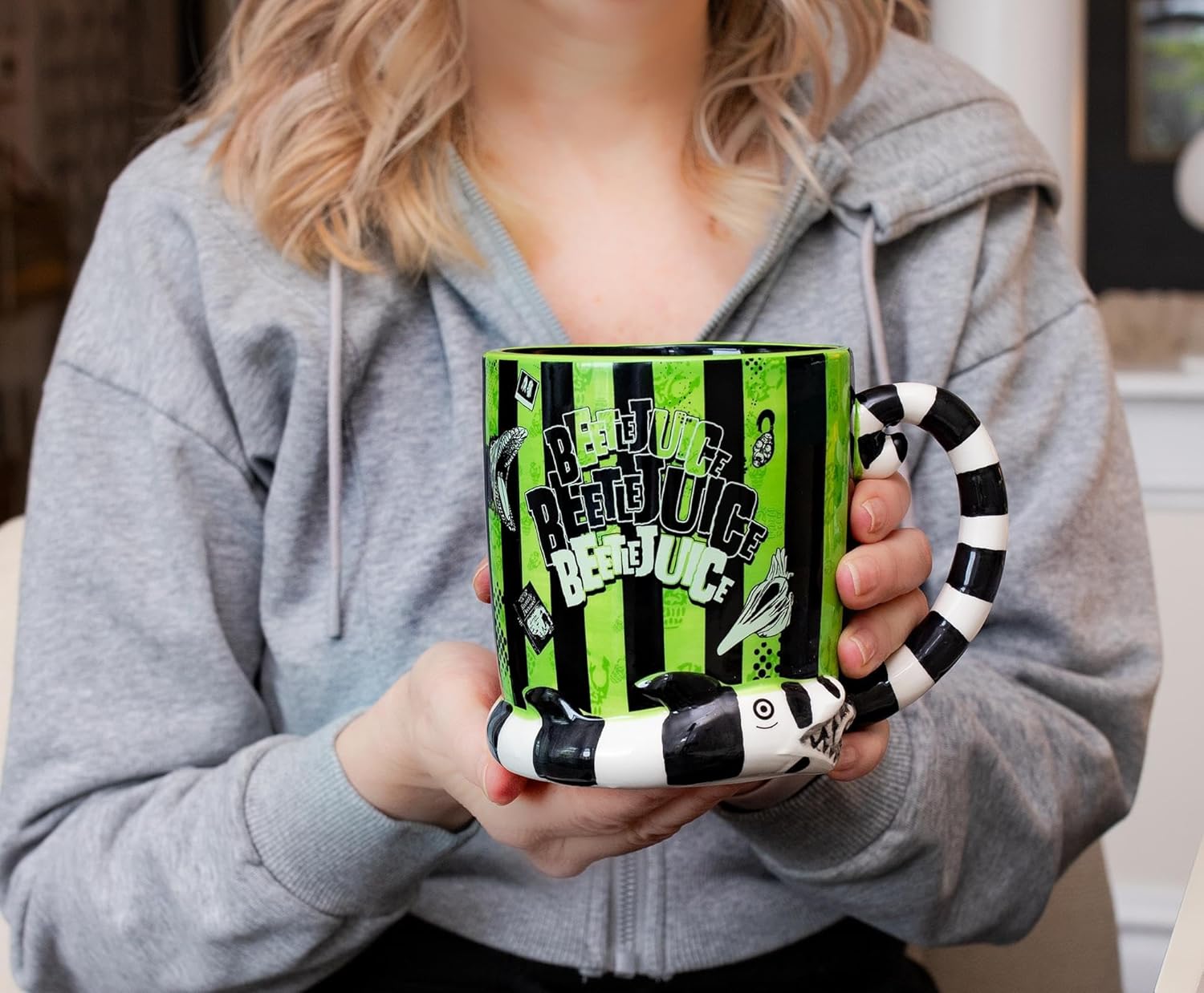 Silver Buffalo Beetlejuice – Taza de cerámica esculpida en 3D con diseño de rayas y nombres en caja, 24 onzas