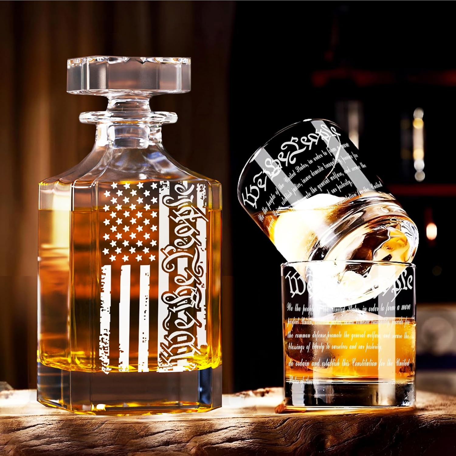 Juego de decantador de whisky para hombres, juego de decantador We The People con gafas, decantador de bandera estadounidense grabada para licor y