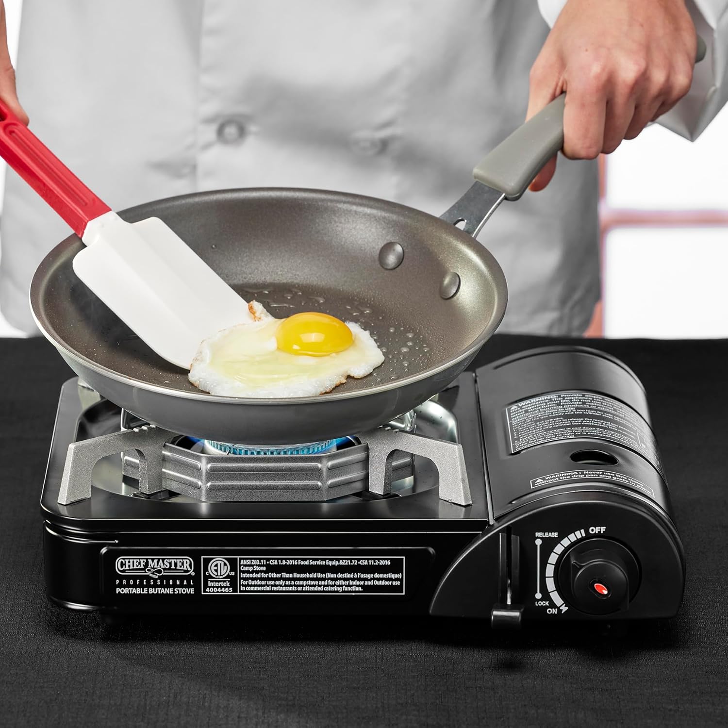Chef Master 90027 Estufa de butano portátil con 4 latas de combustible de butano  Estufa de gas portátil con funda de transporte resistente  No