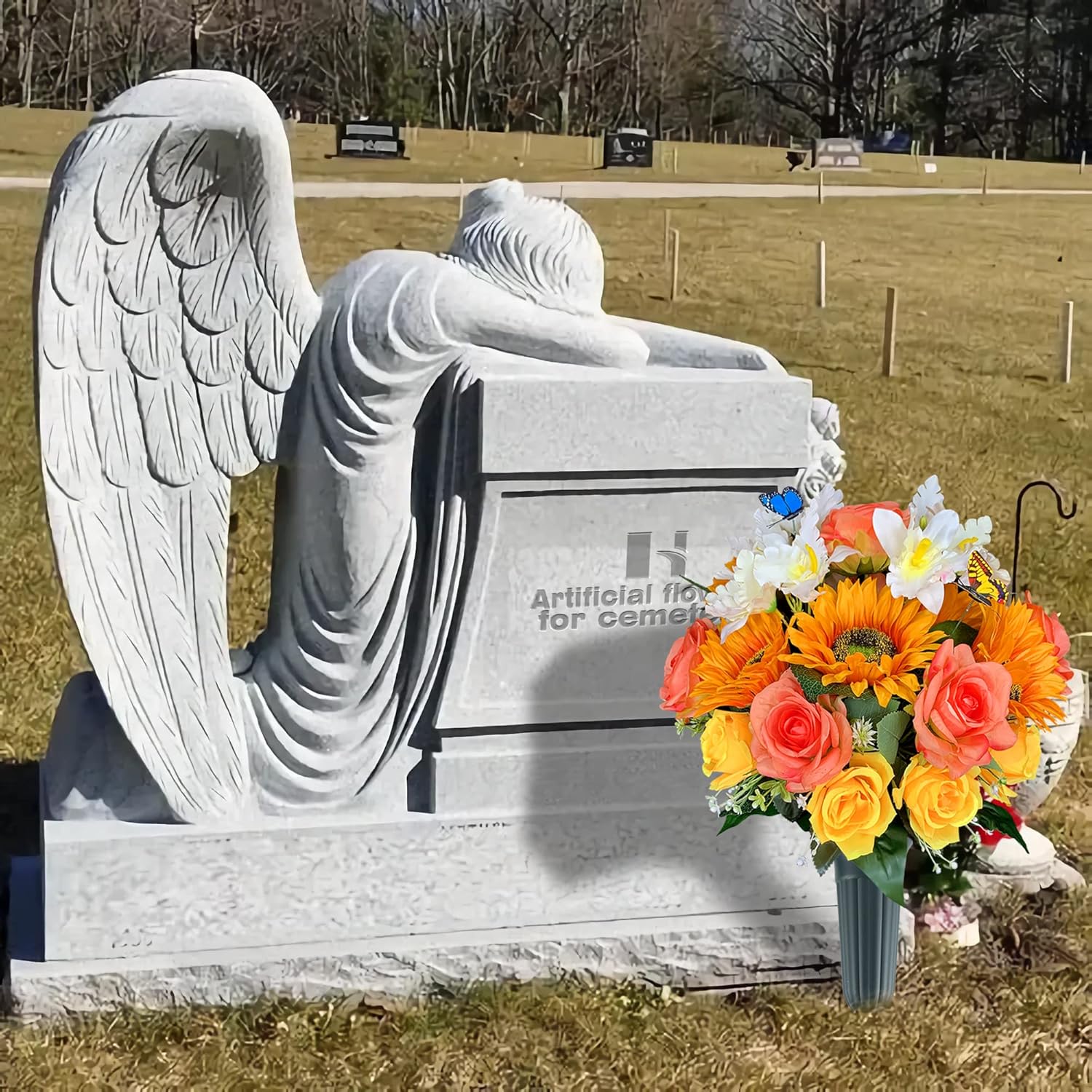 Flores de cementerio de seda para tumba con mariposa y jarrón, no se corren, rosa artificial y girasol y orquídea Cattleya, arreglo junto a la