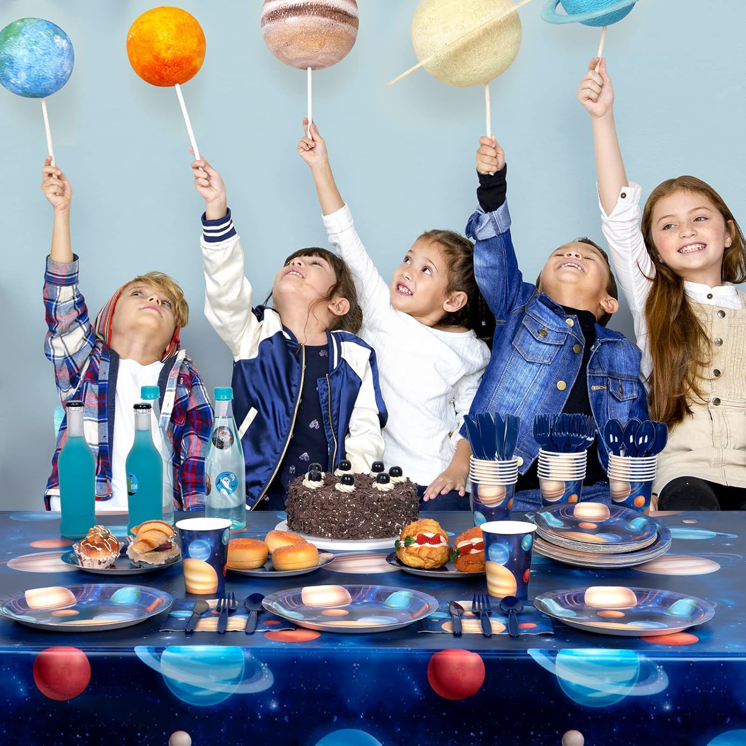DECORLIFE Suministros para fiestas temáticas espaciales para 24 unidades, decoraciones de fiesta del espacio exterior para niños, platos de planeta,