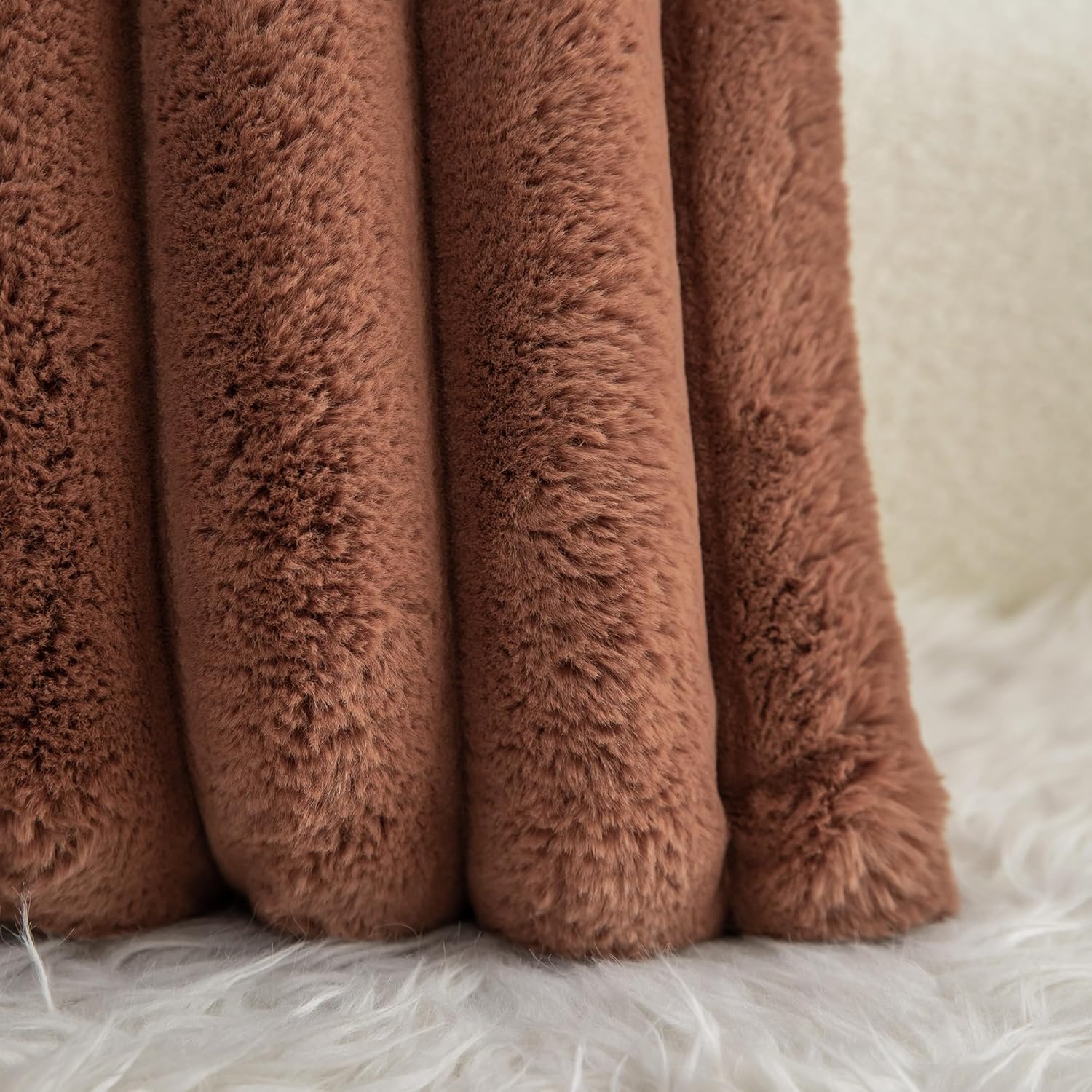 Neelvin Juego de 2 fundas de almohada decorativas de piel sintética marrón de 18 x 18 pulgadas, fundas de cojín de terciopelo para sofá