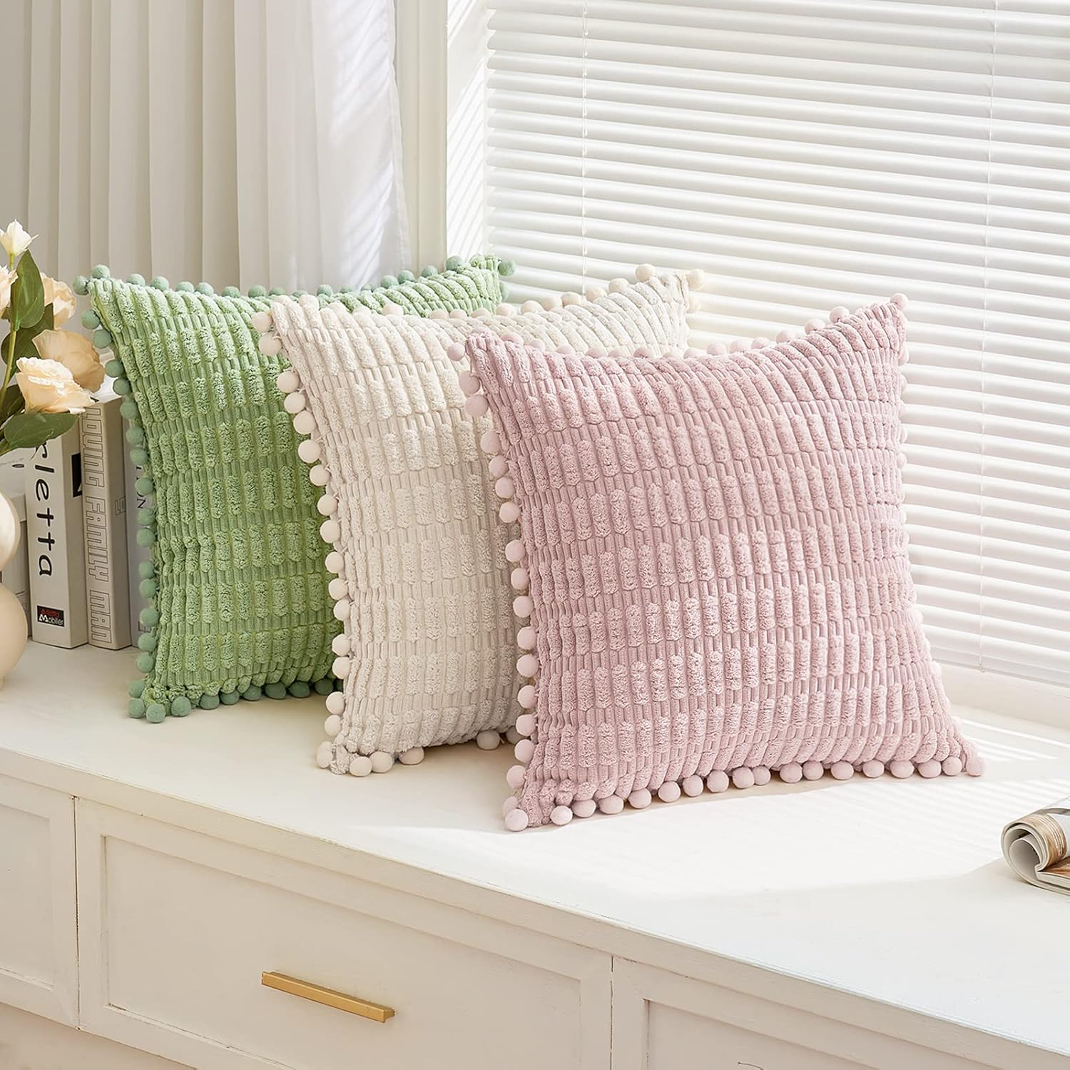 EMEMA Juego de 2 fundas de almohada decorativas de pana blanca crema de Navidad de 16 x 16 pulgadas, con pompones de rayas bohemias, suaves y