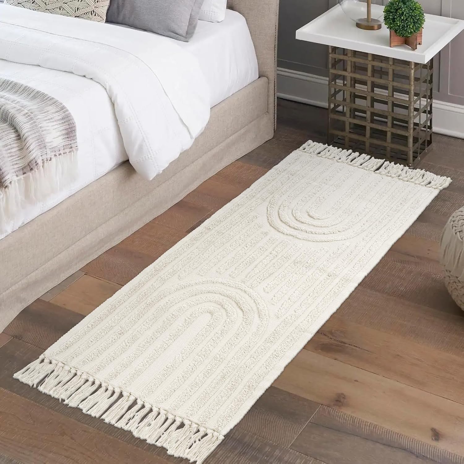 Lanffia Alfombra bohemia de camino de cocina, 2 x 4.3 pies, color beige, tejida y lavable, alfombra de algodón con borlas, moderna alfombra de baño