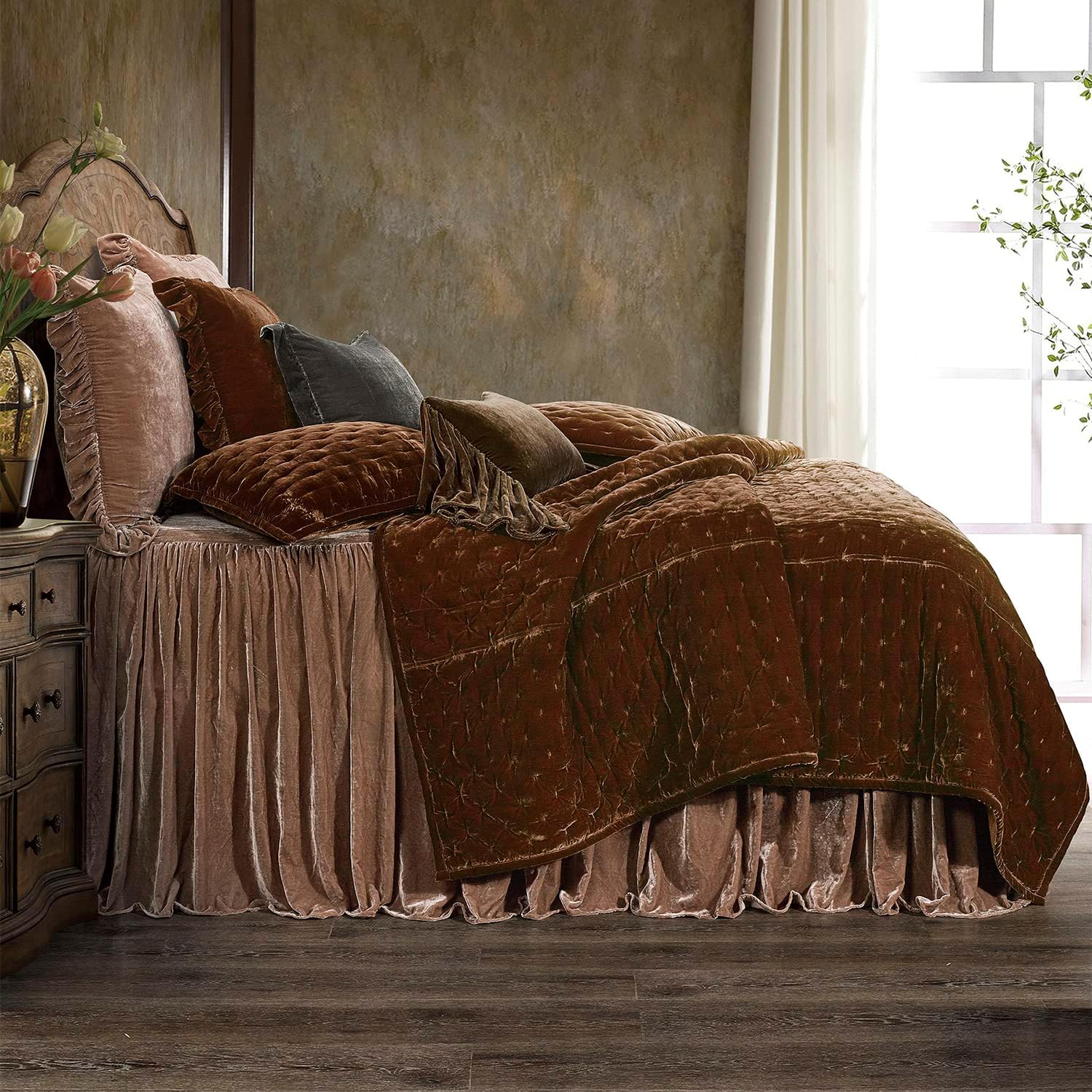 HiEnd Accents Stella – Juego de colcha de terciopelo de seda de 3 piezas con fundas de almohada, rosa polvoriento, tamaño súper queen, romántico,