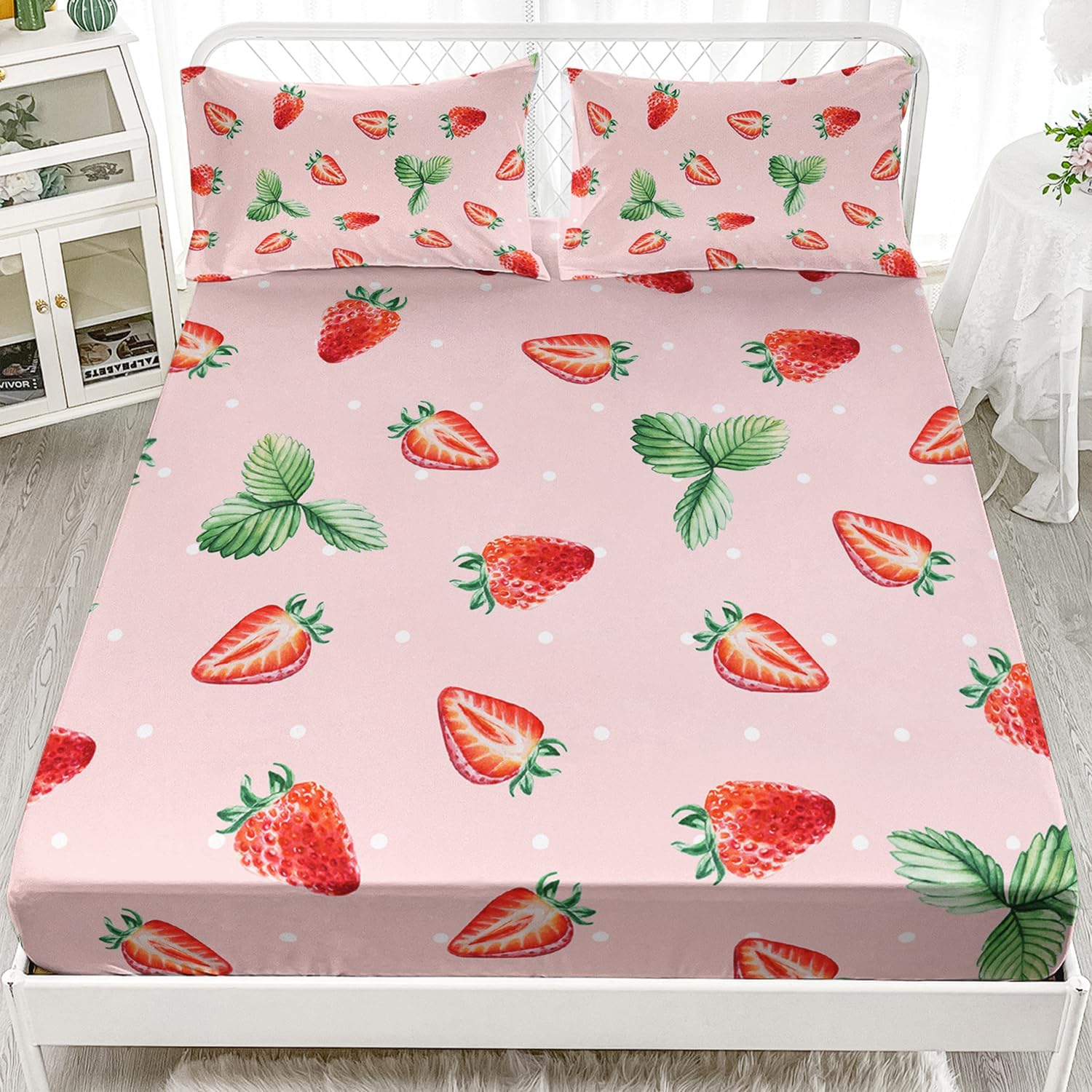 AILONEN Juego de sábanas bajeras de fresa tamaño individual, juego de sábanas bonitas de fresa para niñas, juego de sábanas temáticas rosas, 3