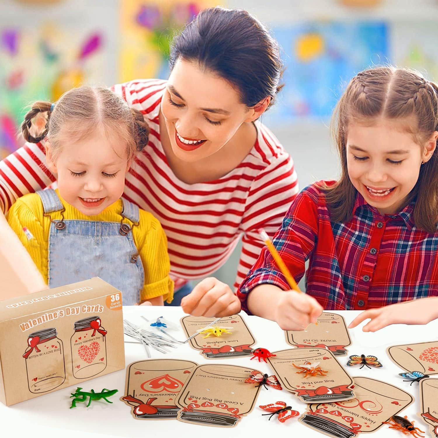 Tarjetas del día de San Valentín para niños, paquete de 36 regalos para el día de San Valentín para niños y 12 insectos de juguete diferentes,