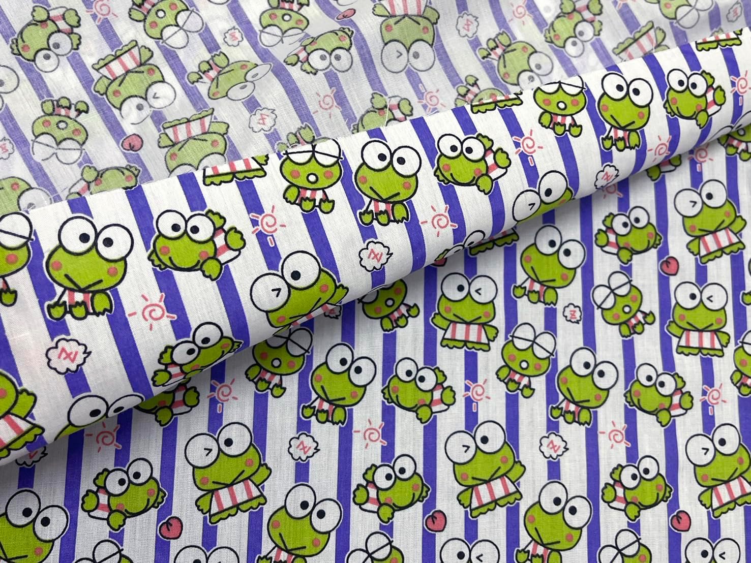 44 pulgadas verde Keroro Happy Frog rayas moradas impresas en tela de algodón blanco patrón temático con ranas para manualidades, parches