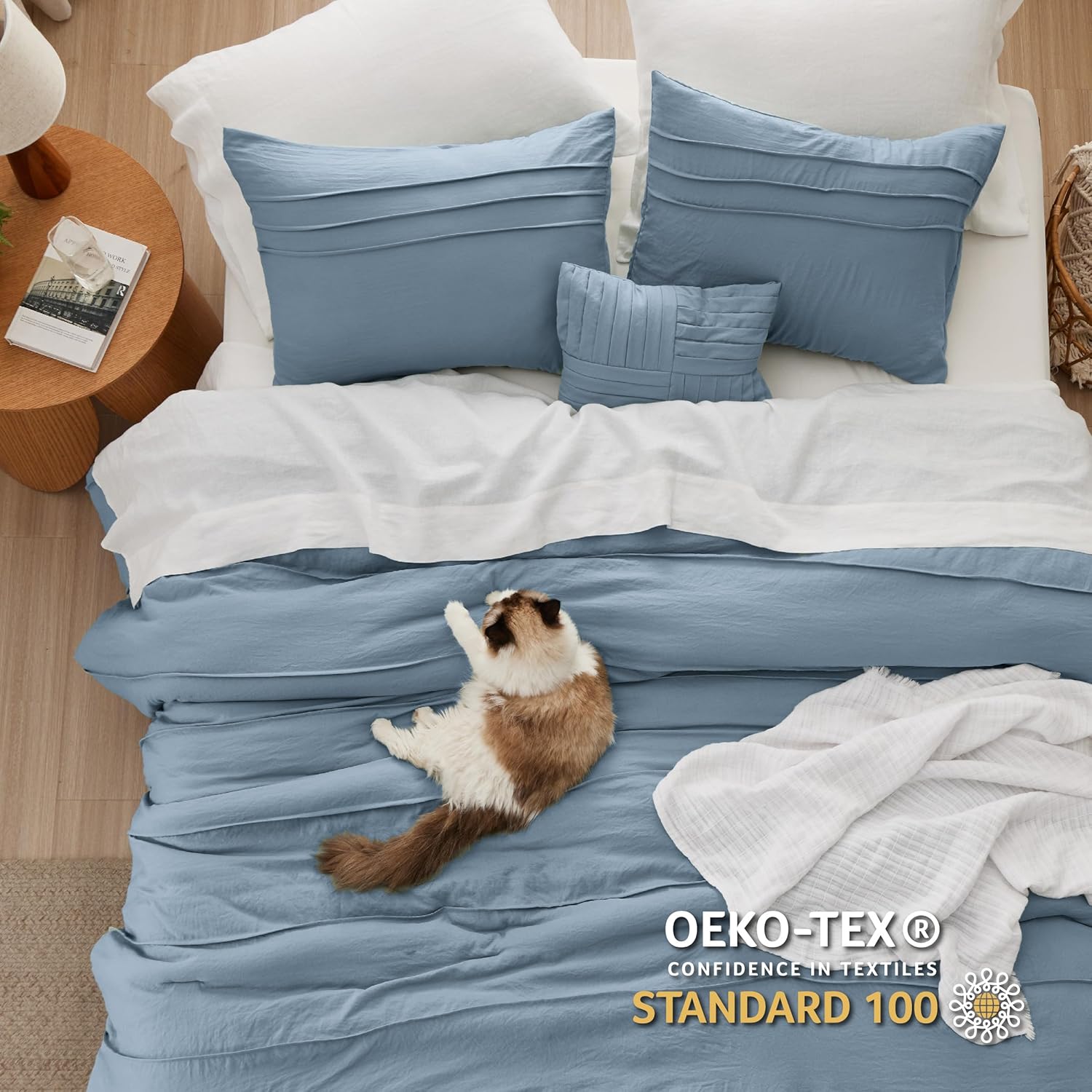 Bedsure Juego de edredón de 4 piezas, color azul claro, tamaño King, juego de cama plisado de plumón alternativo para todas las estaciones, 1