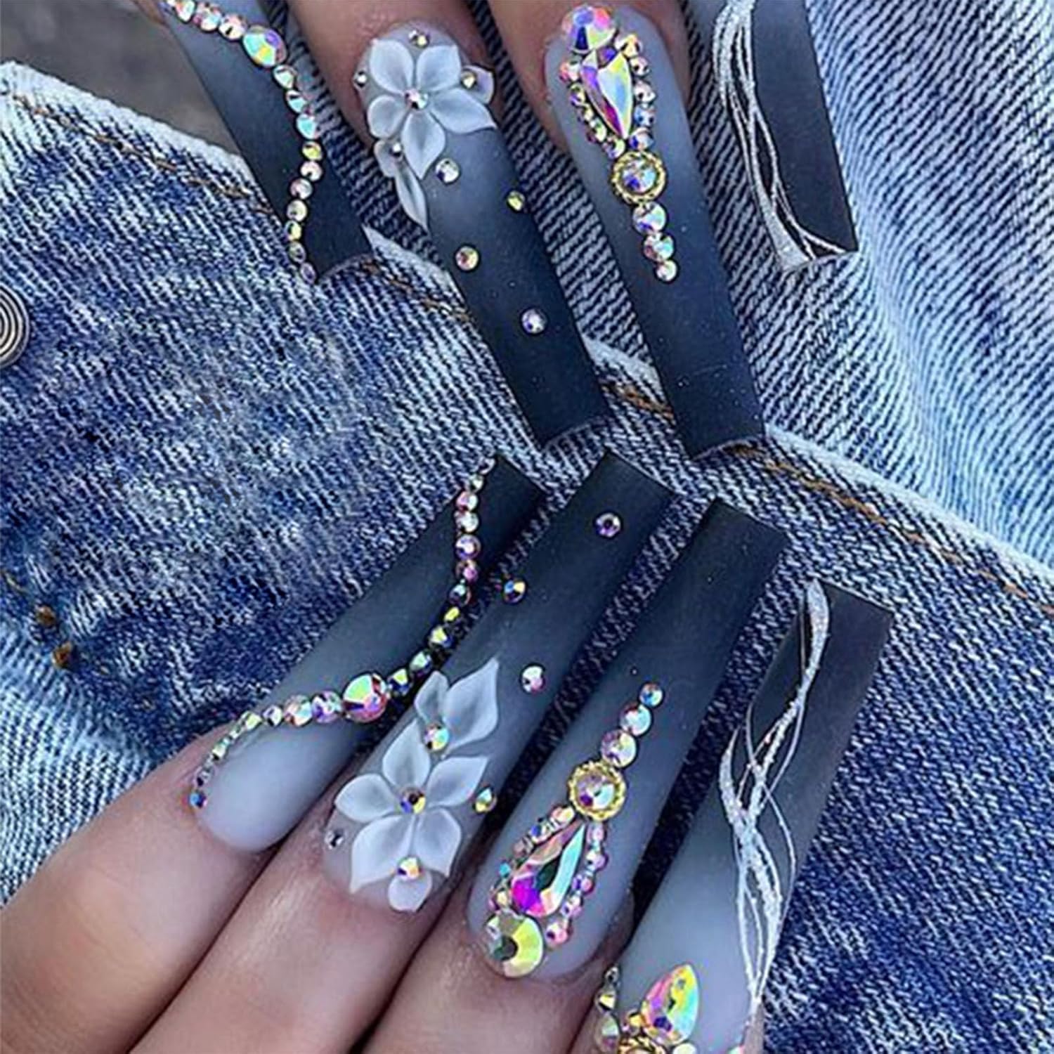 Uñas postizas largas a presión en forma de ataúd azul oscuro degradado con diseño de diamantes de flores blancas, uñas postizas acrílicas
