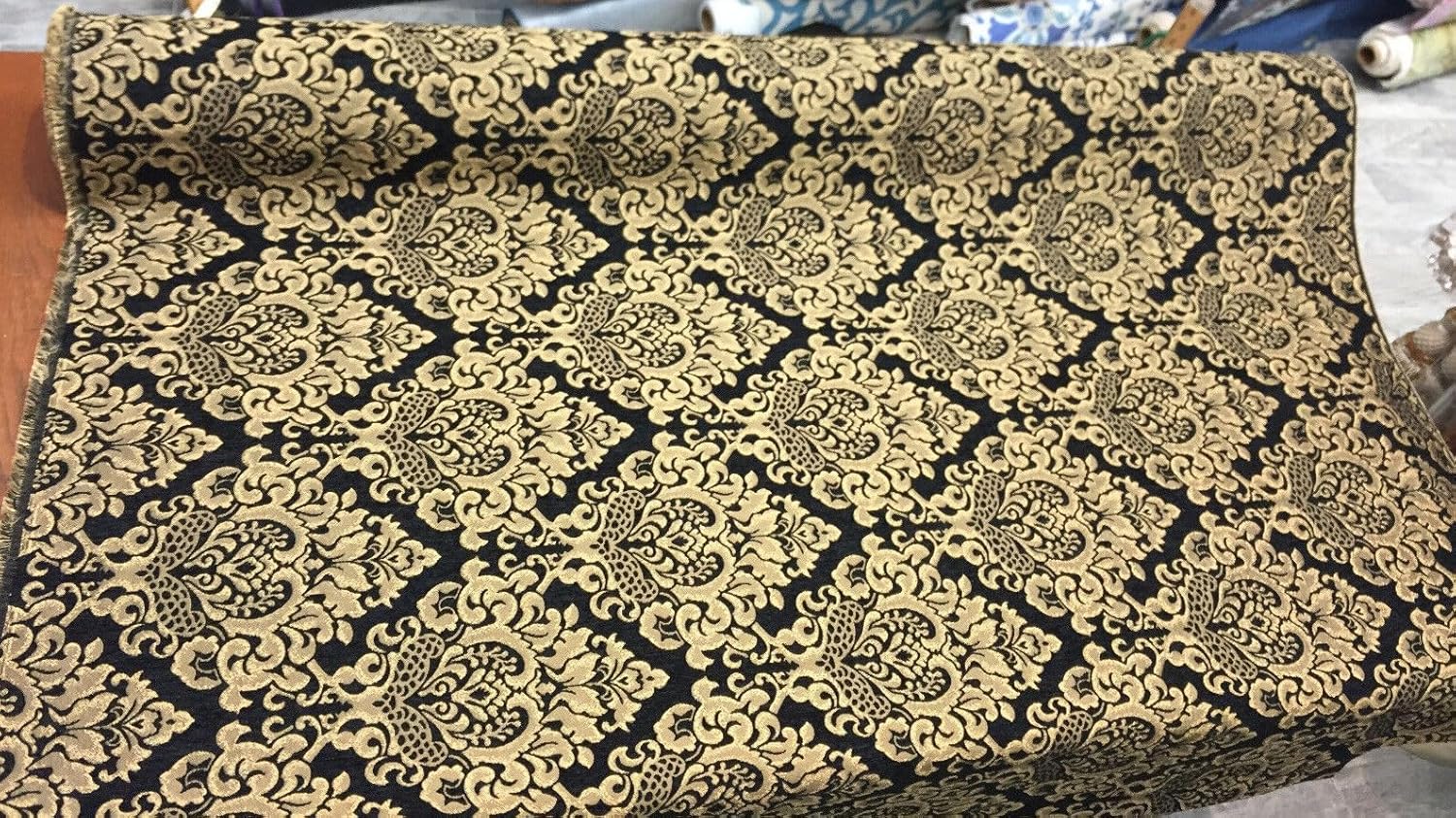 Tela de tapicería de Cleopatra de oro negro con estampado de damasco de chenilla por The Yard