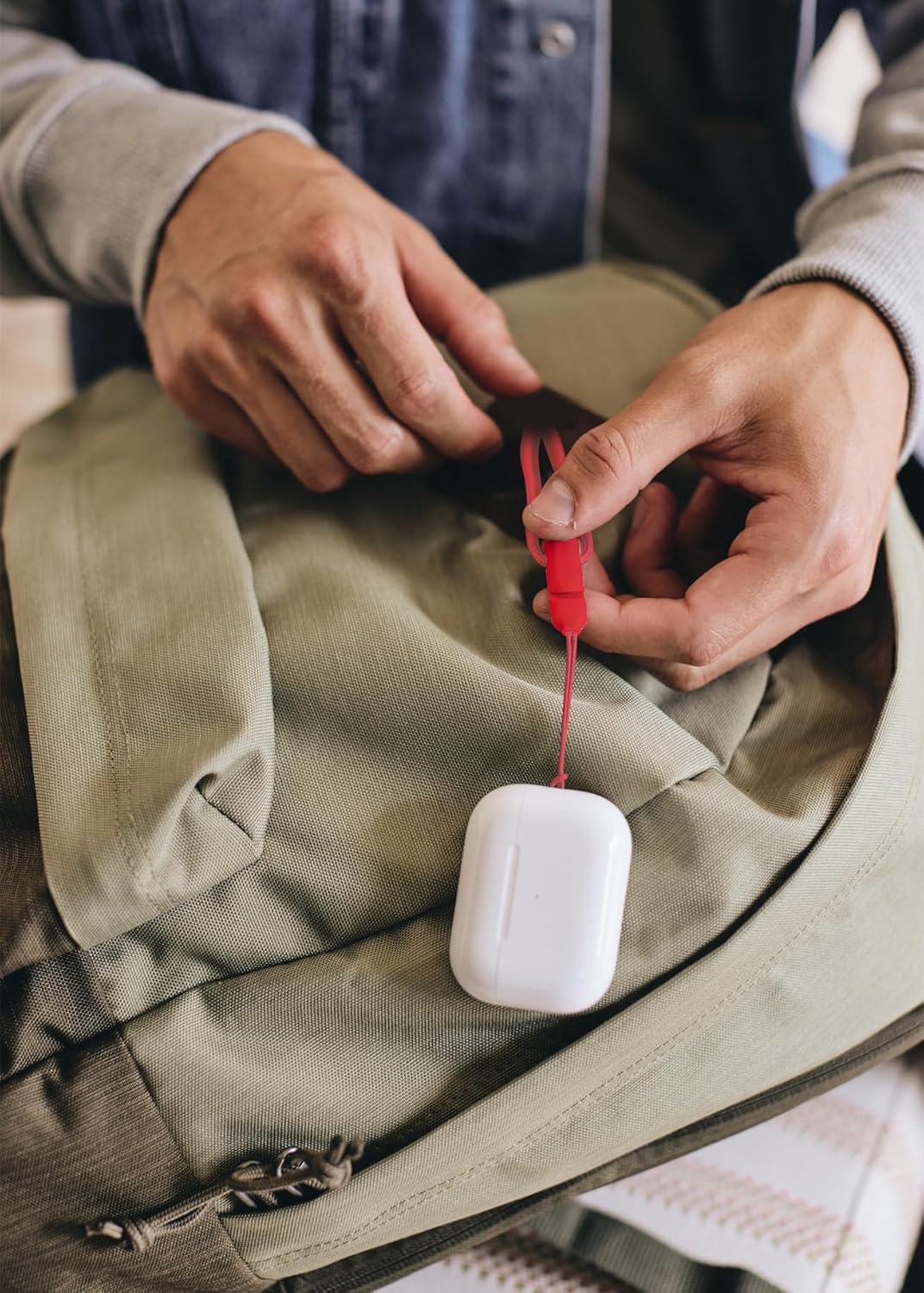 Incase – Cordón compatible con Apple Airpod Pro 2, cordón de alta calidad con clip ajustable, seguro Airpods con estilo (rojo, paquete de 2)
