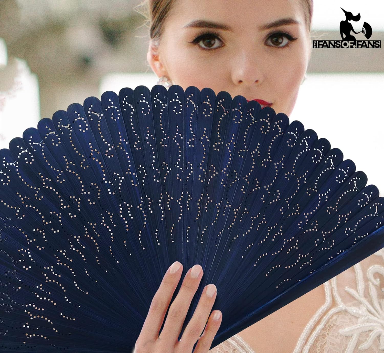 FANSOF.FANS Abanico plegable de madera azul marino grabado con una bolsa (HQF17)