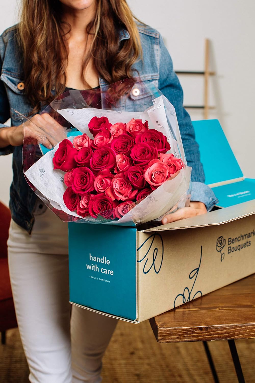 Benchmark Bouquets 24 rosas de belleza ruborizadas de alta calidad, jarrón de vidrio incluido, regalo de flores frescas para cumpleaños,