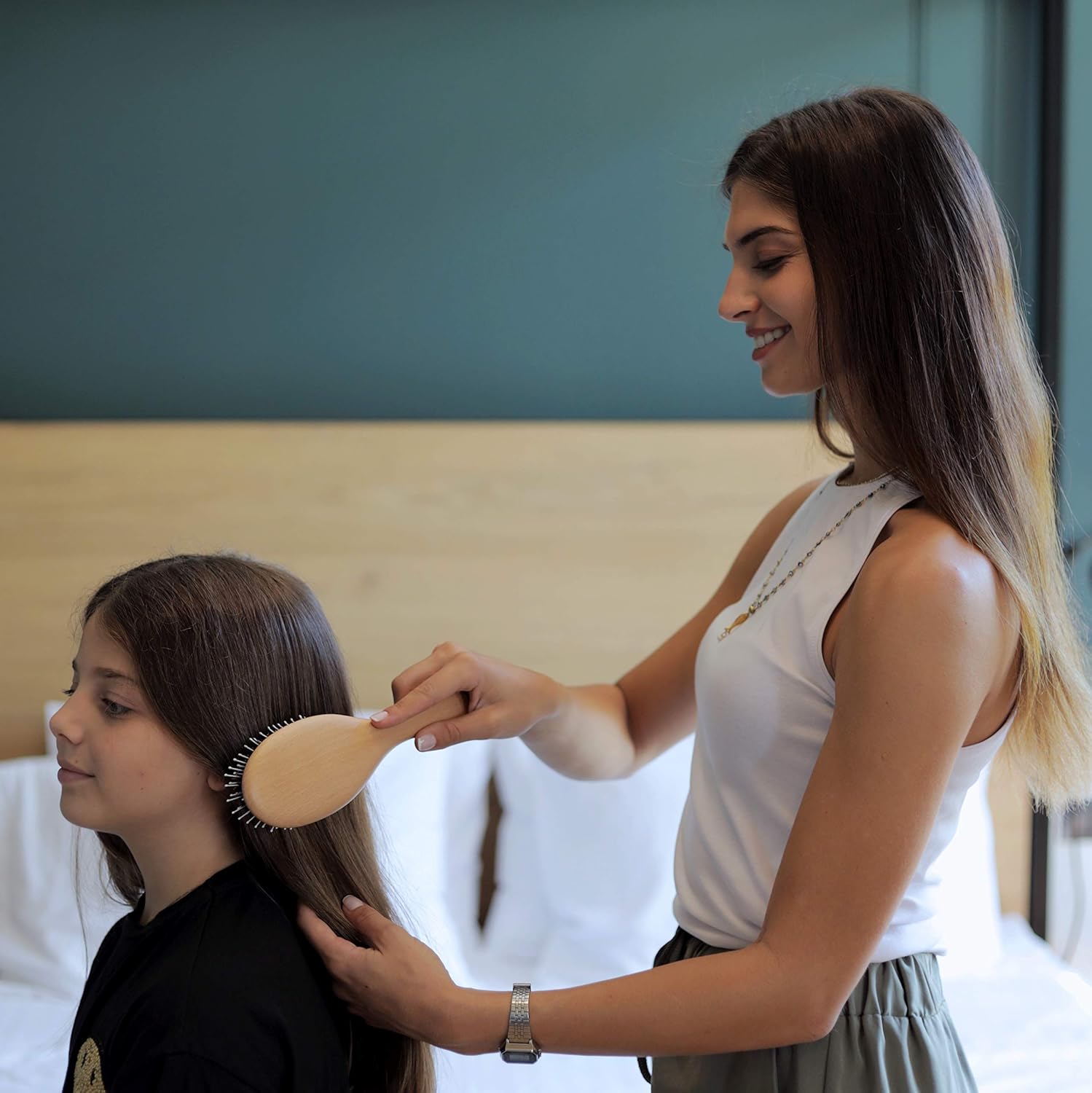 Juego de cepillos de cerdas de jabalí para cabello grueso y normal. Mango de madera natural pulida a mano para un aspecto y sensación refinados.