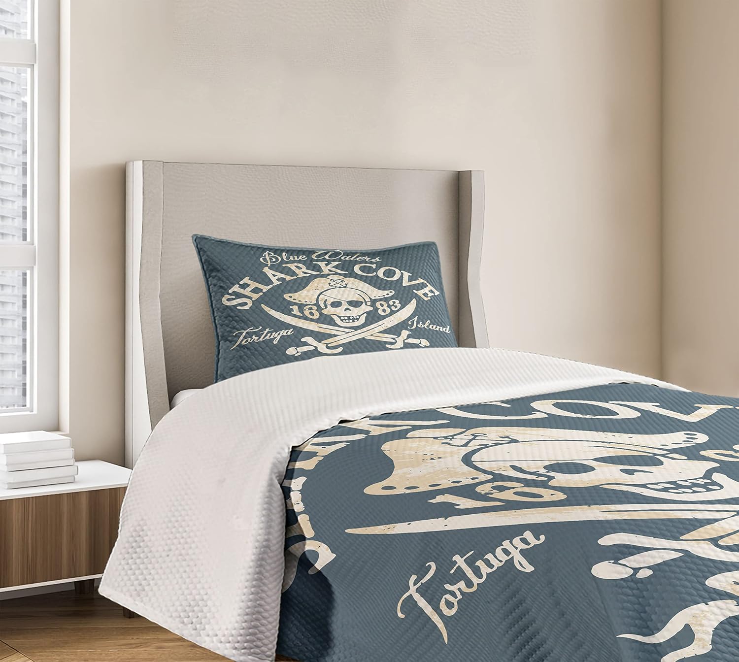 Lunarable Colcha pirata, Shark Cove Tortuga Island Caribbean Waters Retro Jolly Roger, juego de colcha acolchada decorativa de 2 piezas con funda de