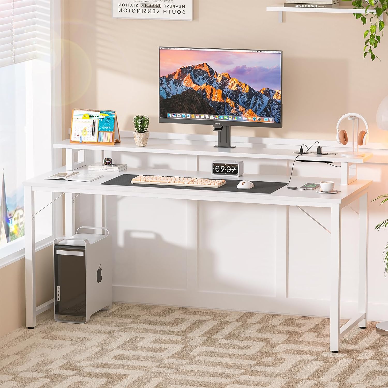 Escritorio para computadora con tomas de corriente USB y luces LED, escritorio de juegos de 55 pulgadas con soporte para monitor para espacio