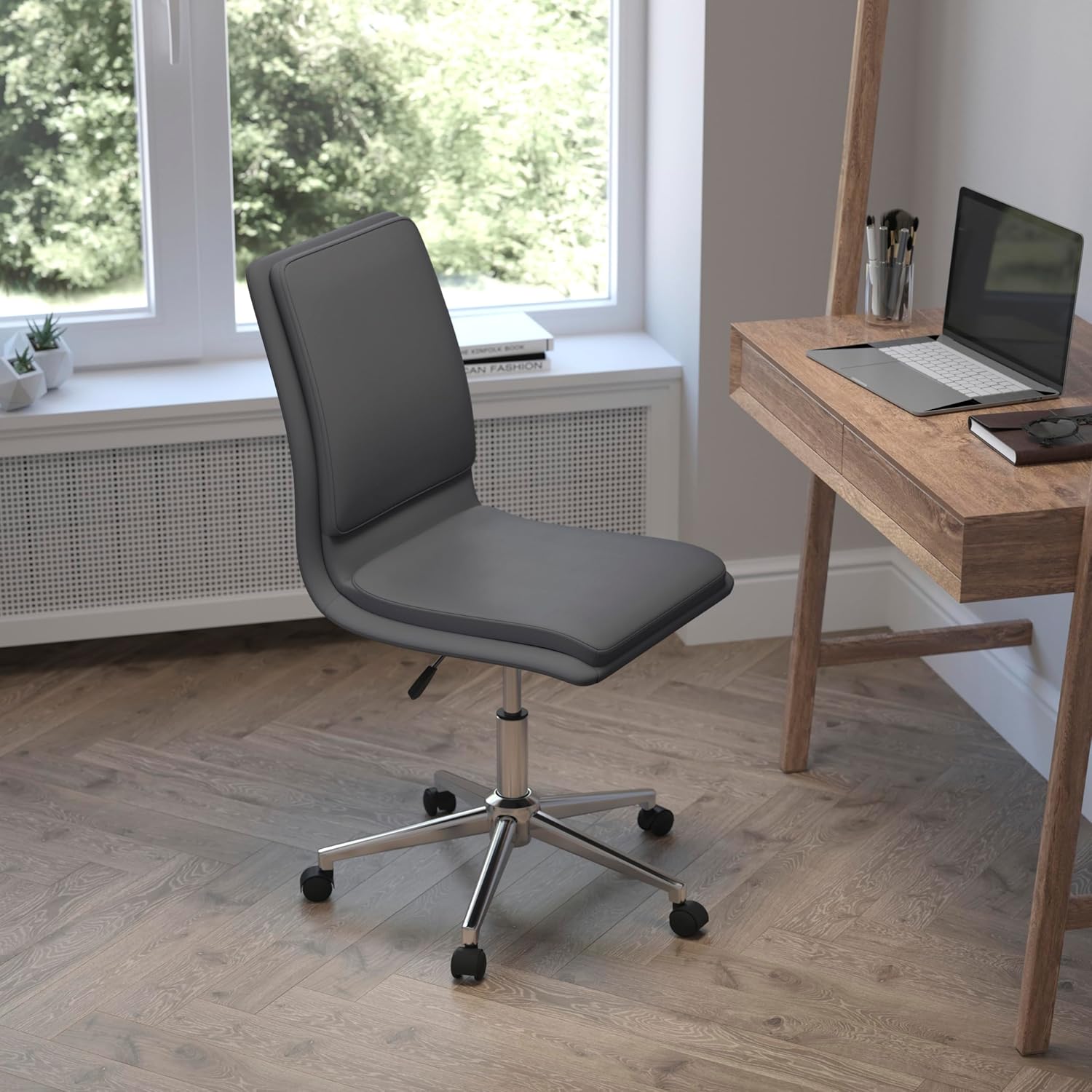 Flash Furniture Madigan – Silla de oficina Task  Lujosa tapicería gris LeatherSoft  Acolchado medio respaldo y asiento  Base cromada ajustable en