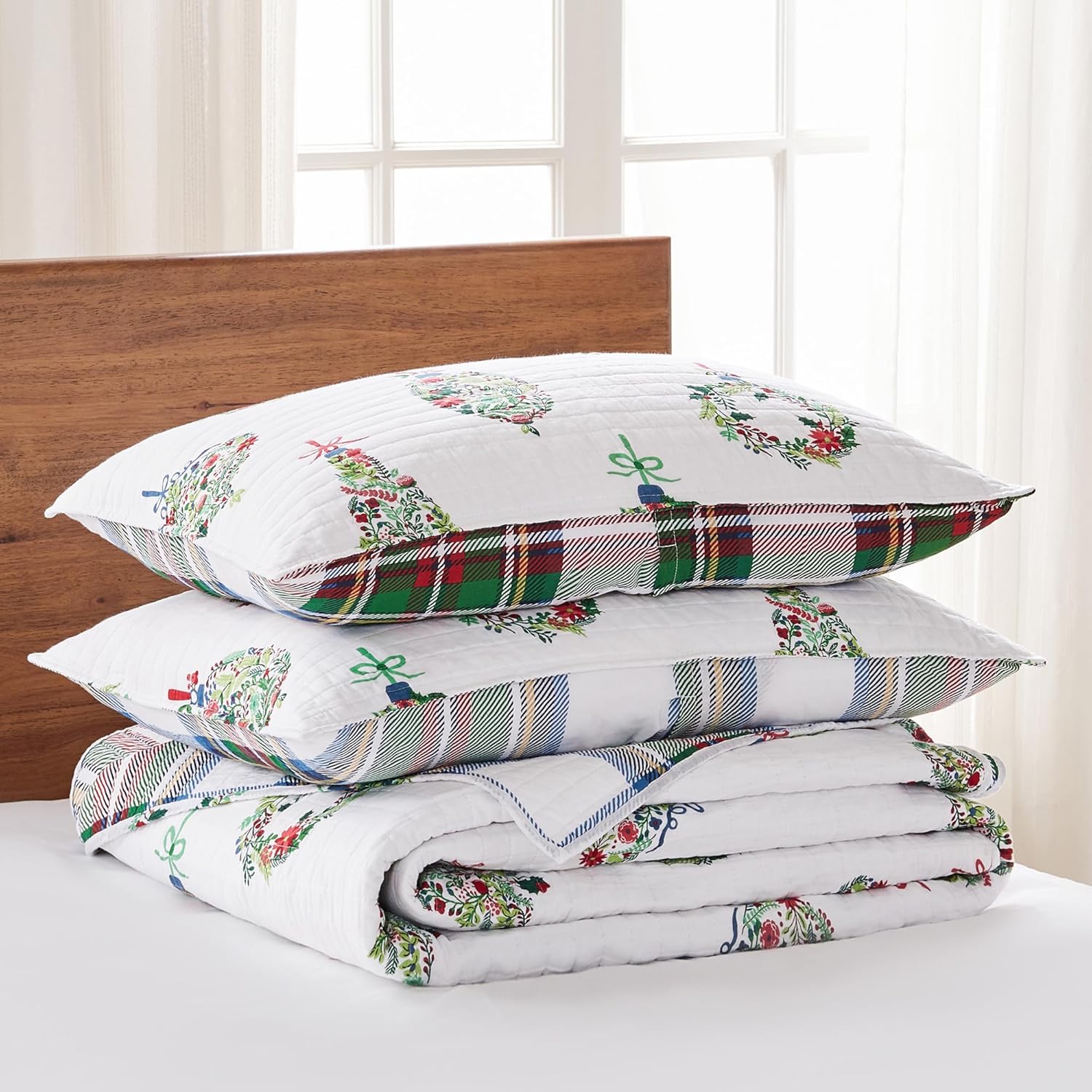 Levtex Home – Juego de edredón festivo de adornos – Edredón navideño matrimonialQueen de 88 x 92 pulgadas y dos fundas estándar de 20 x 26 pulgadas