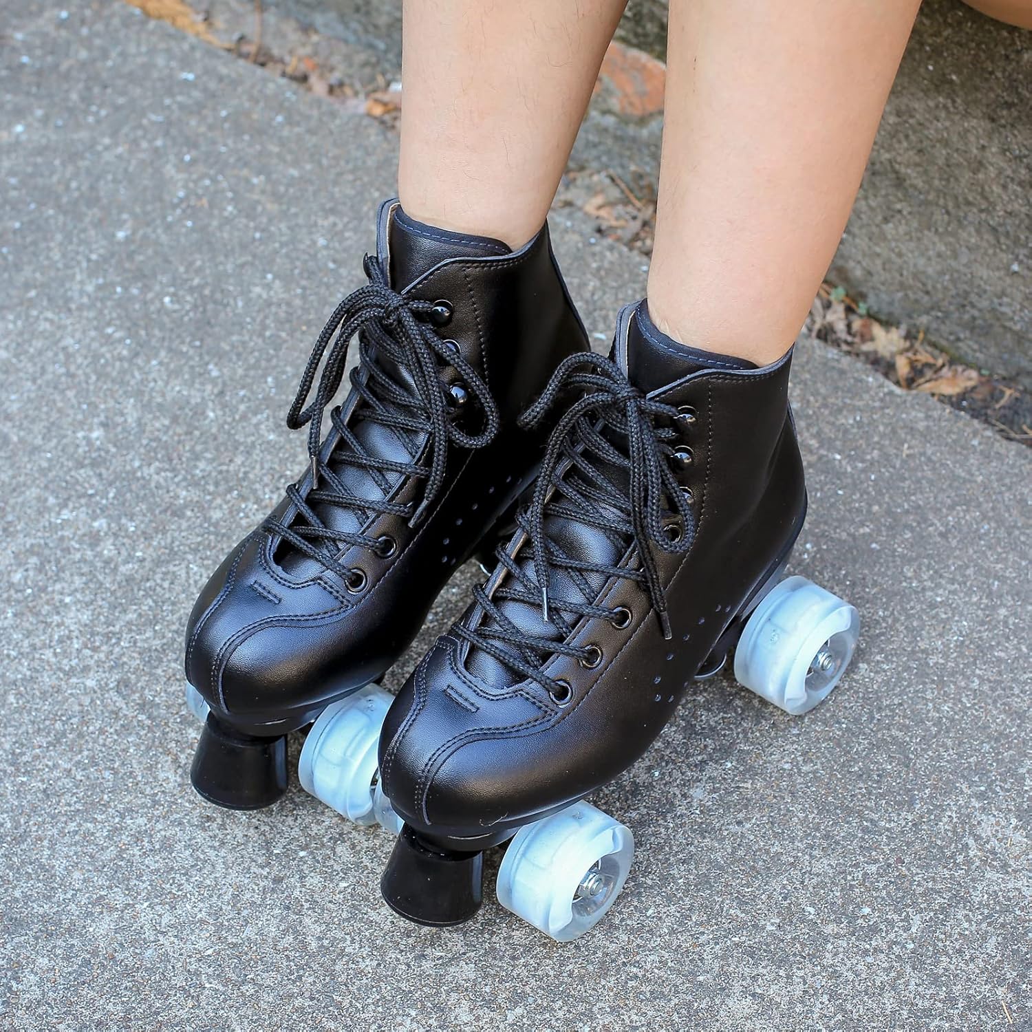 Patines para hombres y mujeres, patines Derby negros con 4 ruedas brillantes, patines clásicos de doble fila para interiores y exteriores