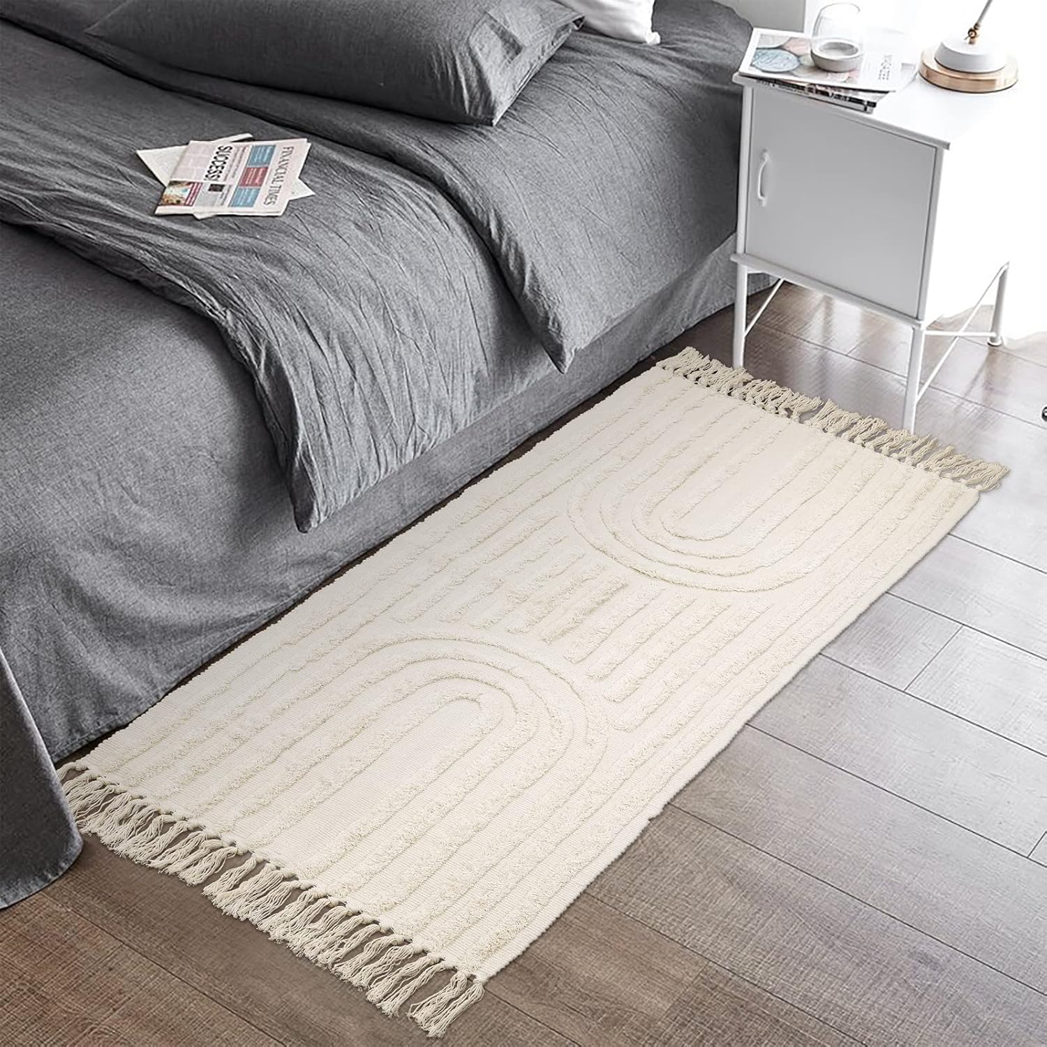 Lanffia Alfombra bohemia de camino de cocina, 2 x 4.3 pies, color beige, tejida y lavable, alfombra de algodón con borlas, moderna alfombra de baño