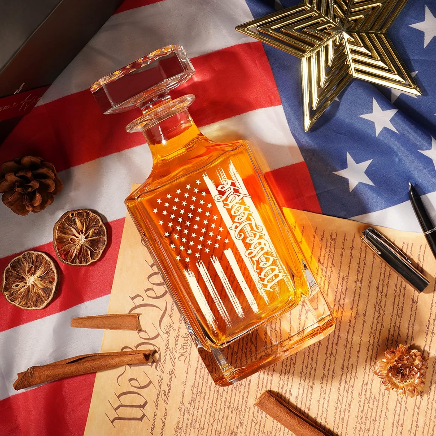 PONPUR Decantador de whisky grabado con la bandera estadounidense We The People, juego de decantador de whisky de 21.5 onzas líquidas con 2 vasos,