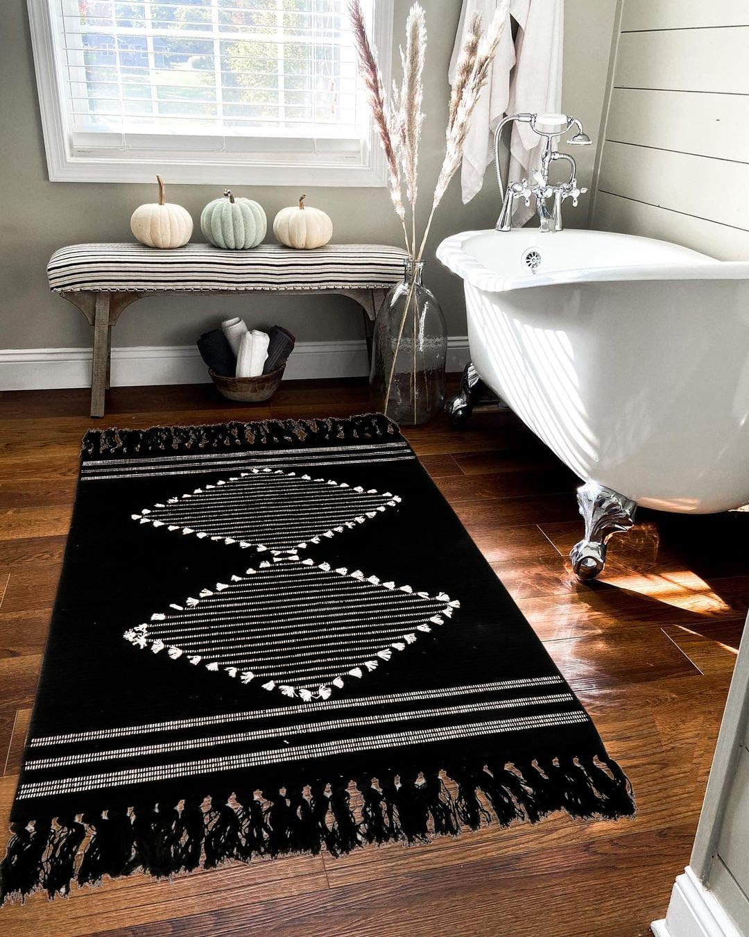Alfombra de baño bohemia de algodón pequeña, 2 x 3 pies, color negro, geométrica, con borlas, tejida con diamante, suave, lavable a máquina, para