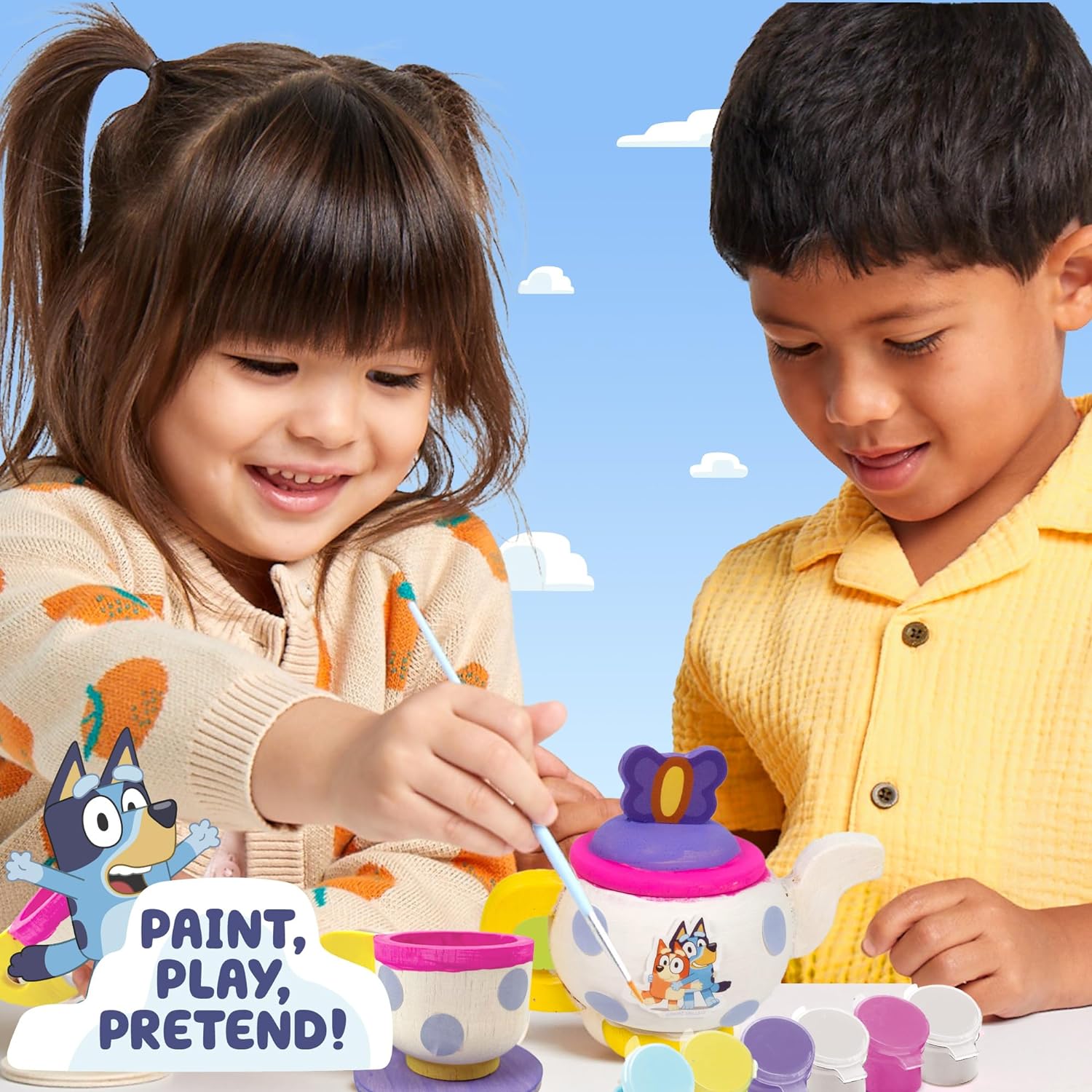 Bluey Paint & Play Tea Party, juego de té de madera de 6 piezas, personalizable con calcomanías de pintura y Bluey (idioma español no garantizado),