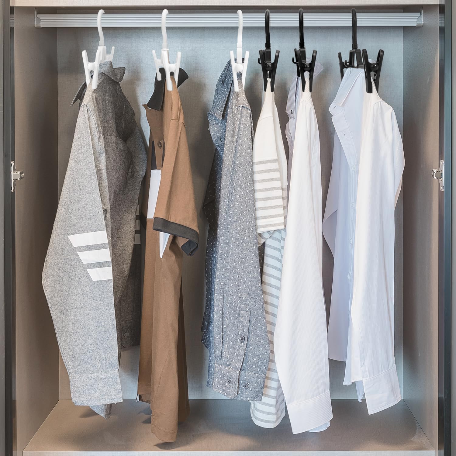 POZEAN – Paquete de 30 perchas para pantalones con clips, perchas de plástico apilables para faldas, perchas para ropa con clips giratorios y