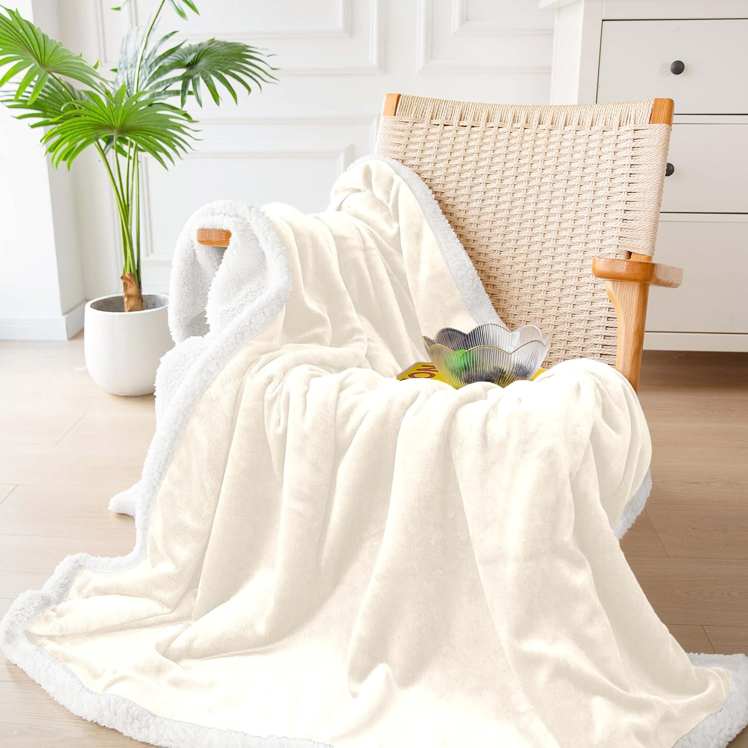 Manta de forro polar sherpa, manta suave y mullida para sofá cama, cálida y acogedora, beige, 50 x 60 pulgadas