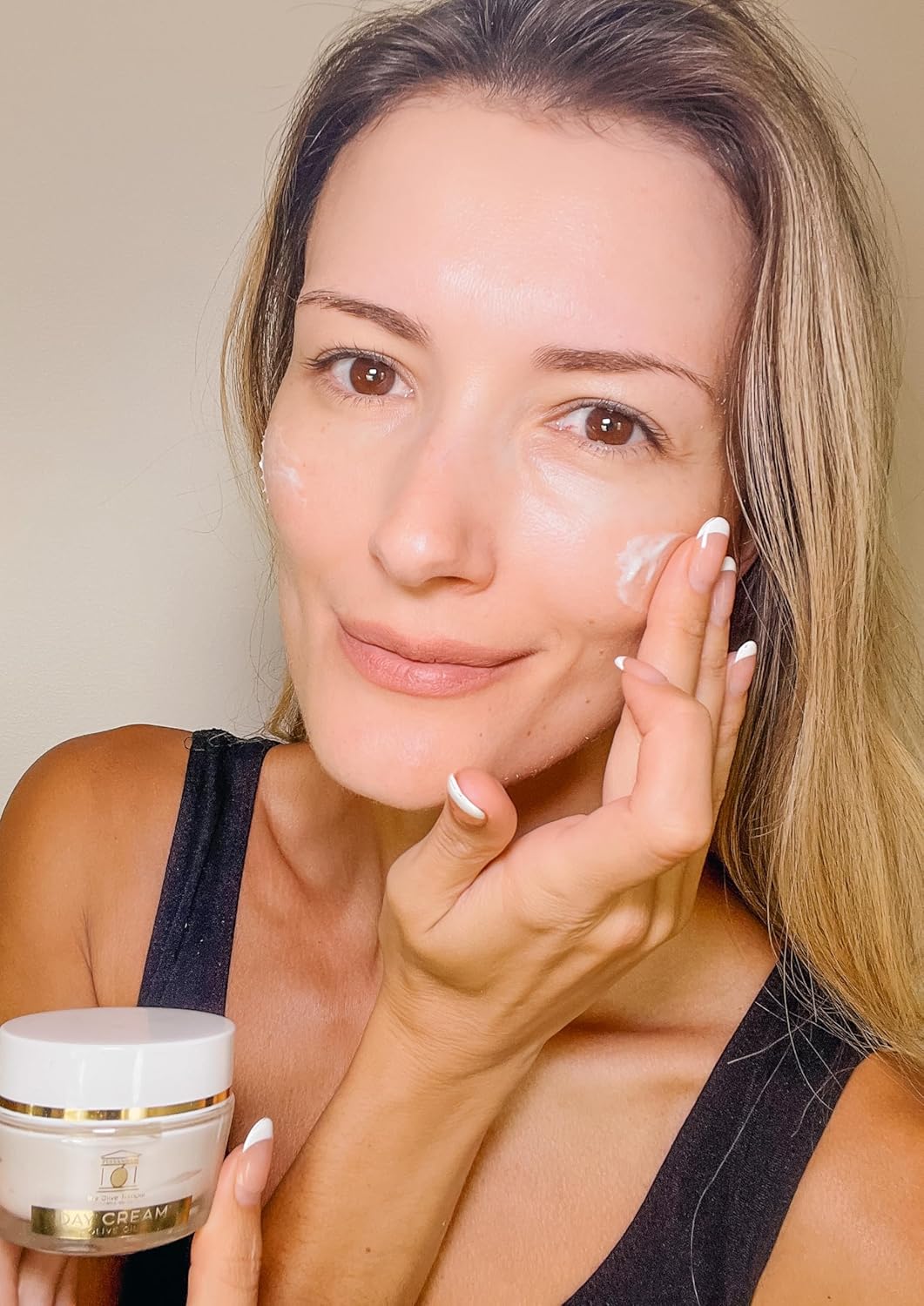 Crema de día antienvejecimiento, enriquecida con aceite de oliva, argán, polifenoles de jugo de uva y ácido hialurónico reticulado, une el agua 50