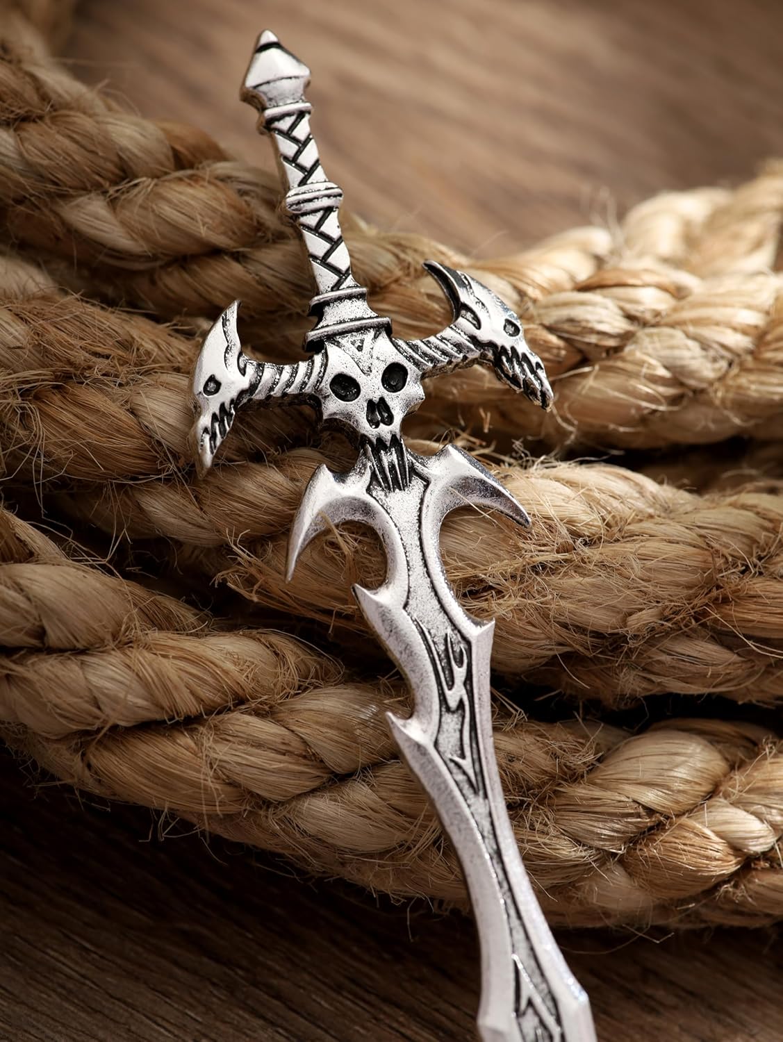 HAQUIL Horquilla de calavera de espada para mujeres y hombres, palillo gótico punk con cadena de caja de acero inoxidable con dije de corazón de
