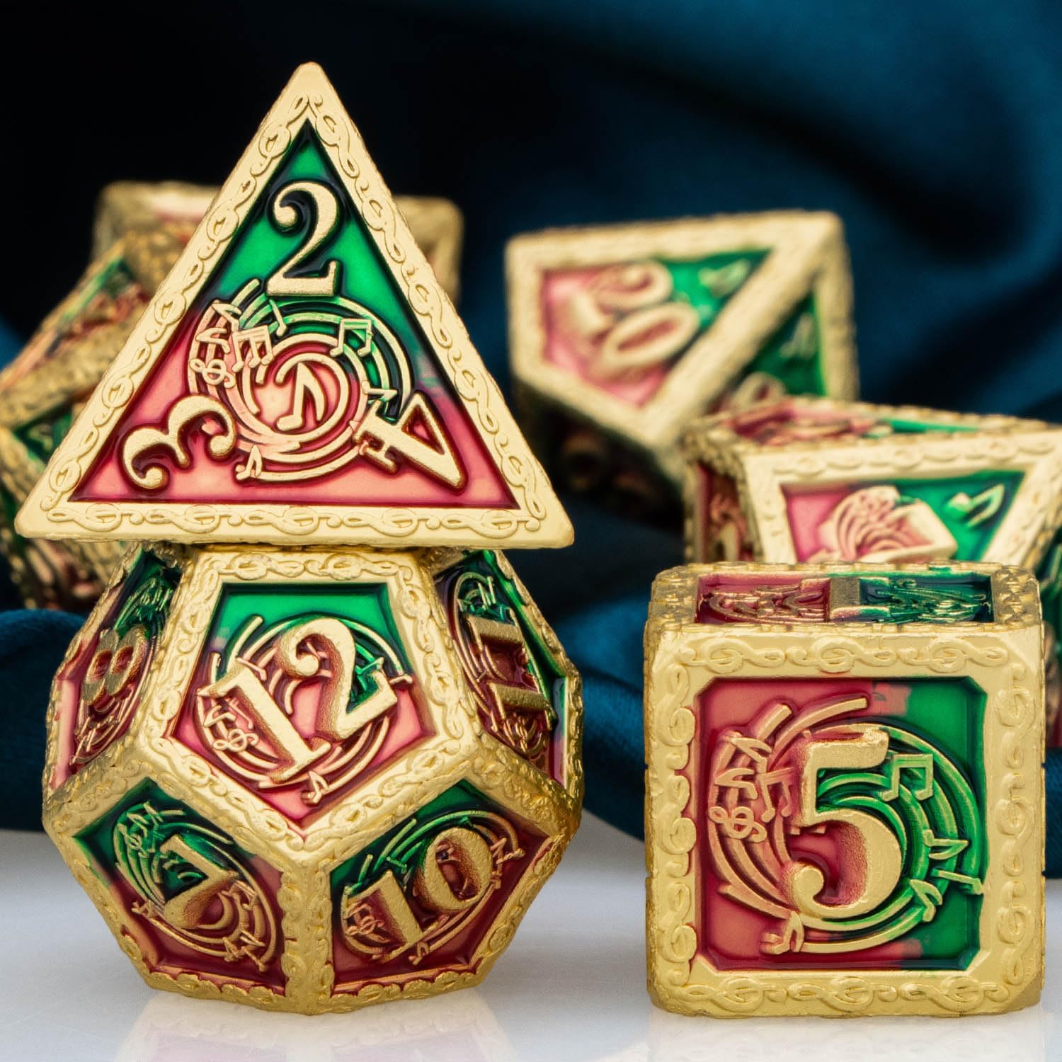 ARUOHHA Juego de dados de música DND con caja de regalo, dados poliédricos de metal rojo y verde, dados D&D, juegos de rol de mazmorras y dragones,