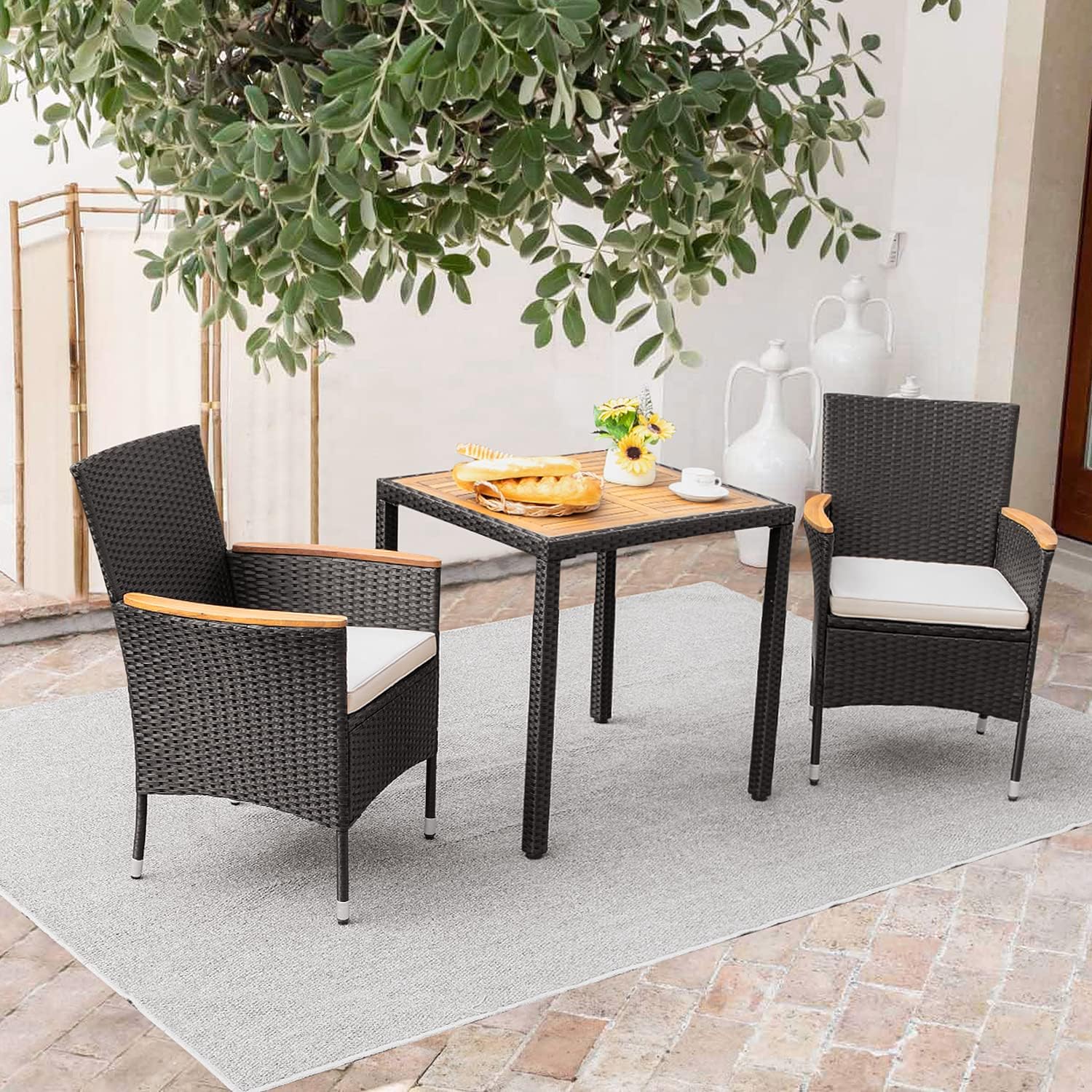Flamaker Juego de 3 muebles de patio al aire libre de mimbre para patio, mesa y sillas de madera de acacia con cojín para terraza, patio trasero,