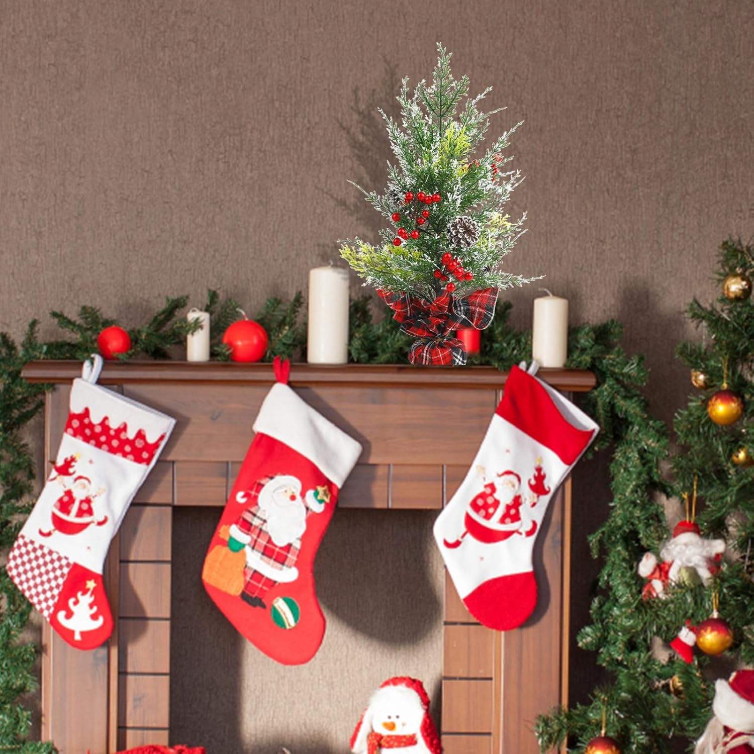 CCINEE Mini árbol de Navidad de 16 pulgadas, pequeño árbol artificial de mesa de Navidad, decorado con conos de pino y racimos de bayas para