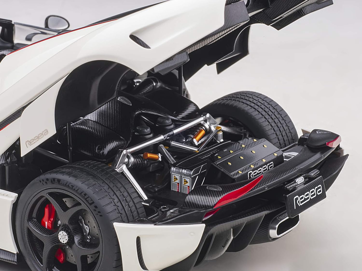 Koenigsegg Regera 79027 – Coche modelo 118 blanco con carbón negro y rayas rojas