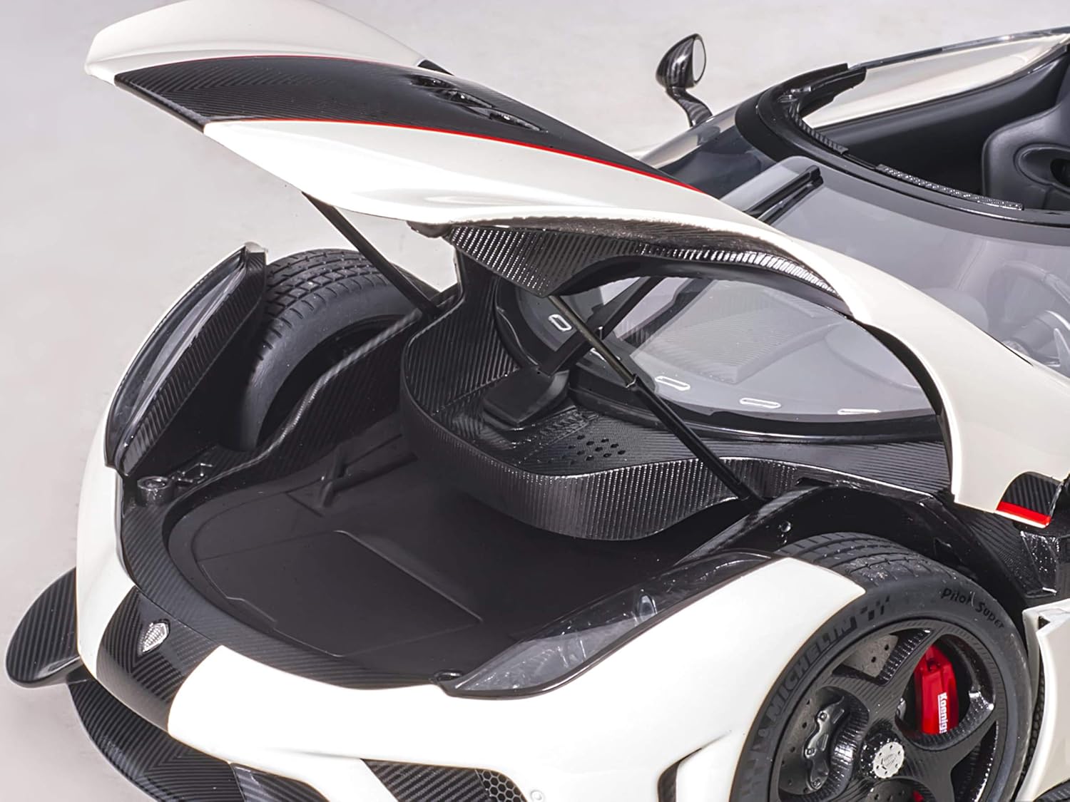 Koenigsegg Regera 79027 – Coche modelo 118 blanco con carbón negro y rayas rojas