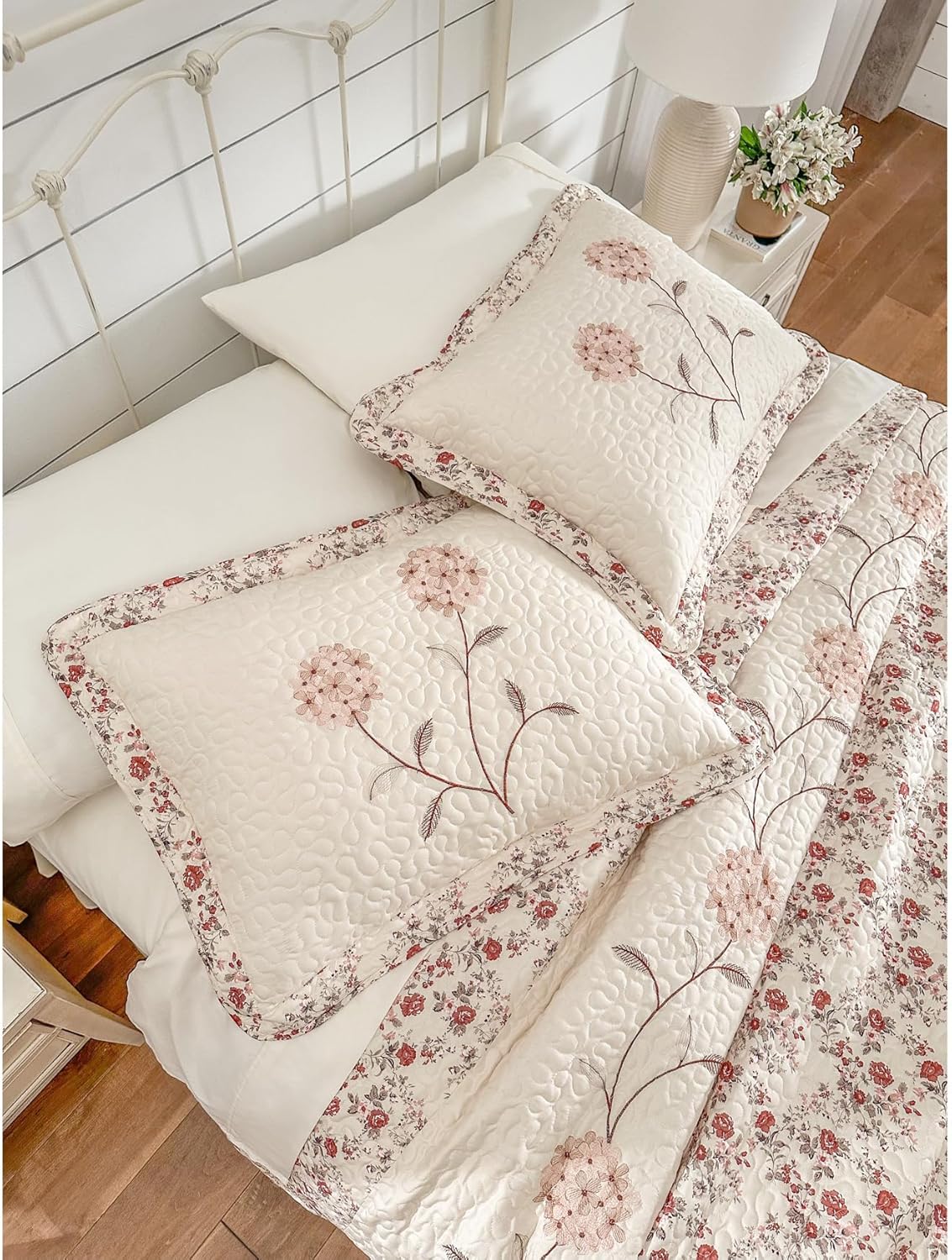 BrylaneHome Colcha bordada Margaret – King, rosa