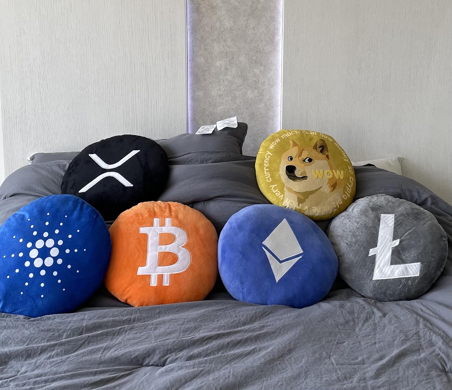 Almohadas Dogecoin  Almohada redonda de peluche criptográfico de BlockCraft.Compra almohada de felpa Doge de 12.6 in
