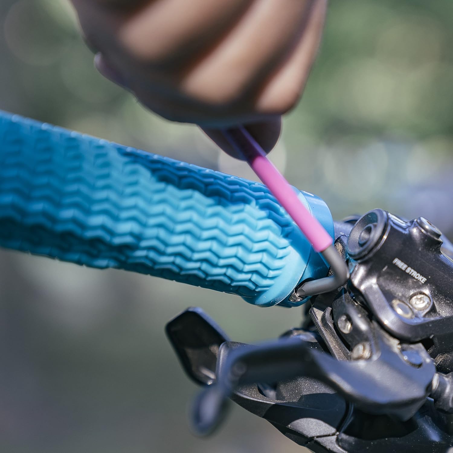 Funn Holeshot – Empuñaduras de bicicleta de montaña con abrazadera de bloqueo único, empuñaduras ligeras y ergonómicas para bicicleta con diámetro