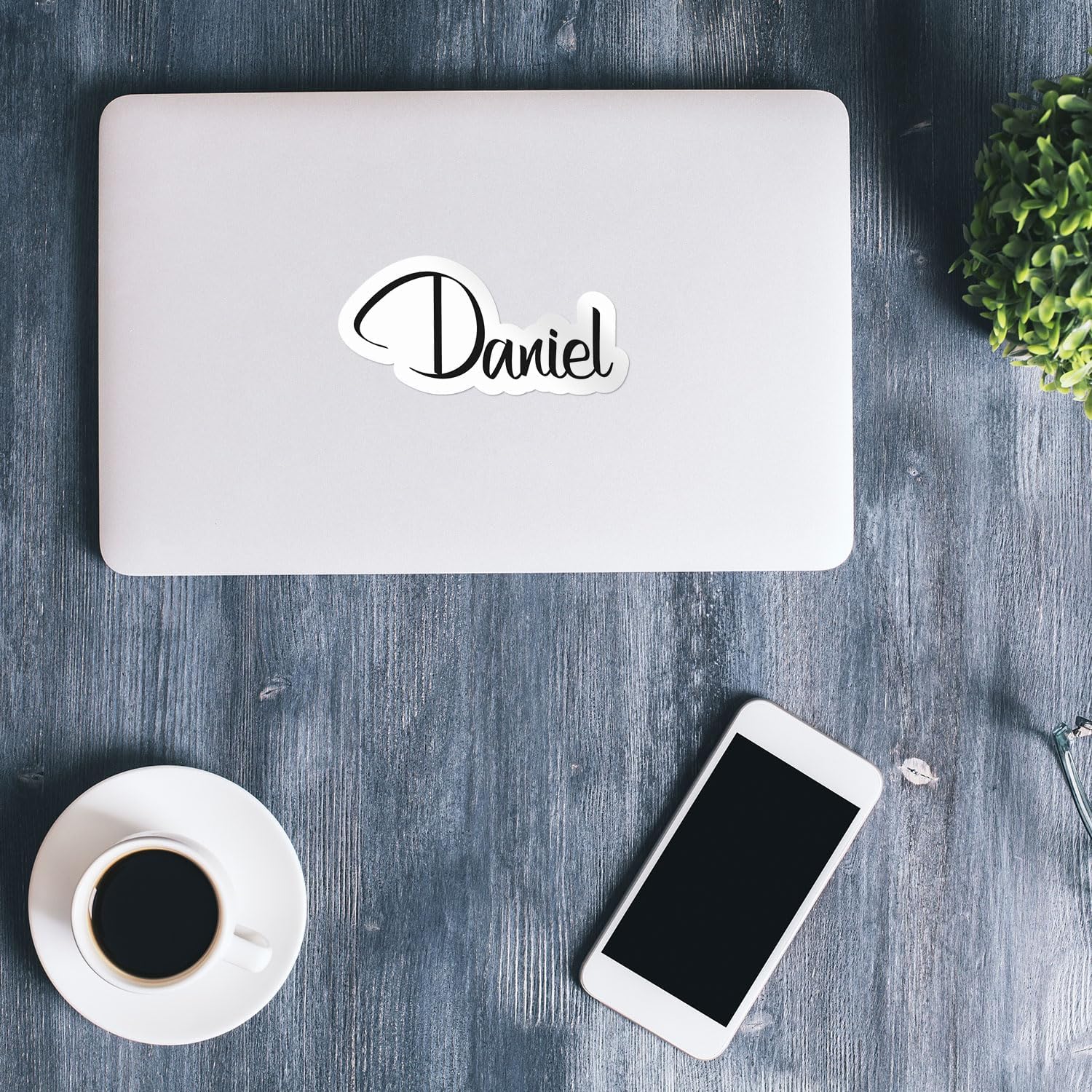 Daniel – Calcomanía de vinilo impermeable con nombre, parachoques de automóvil, laptop, botella de agua, pared, ventana, tamaño  6 pulgadas más