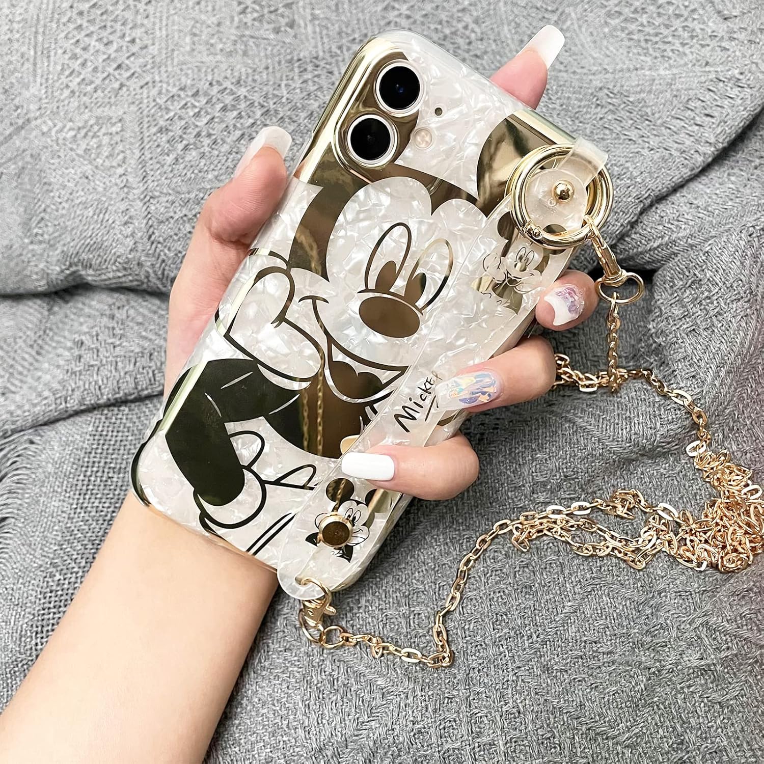 Funda de dibujos animados para iPhone 15 Pro Max de 6.7 pulgadas con protector de pantalla HD, Mickey Mouse con correa para la muñeca, correa de